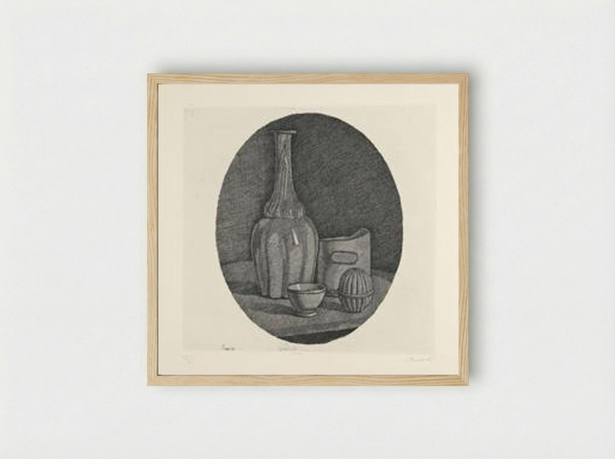 Grande natura morta circolare con bottiglia e tre oggetti - Giorgio Morandi - Framed Print Wood