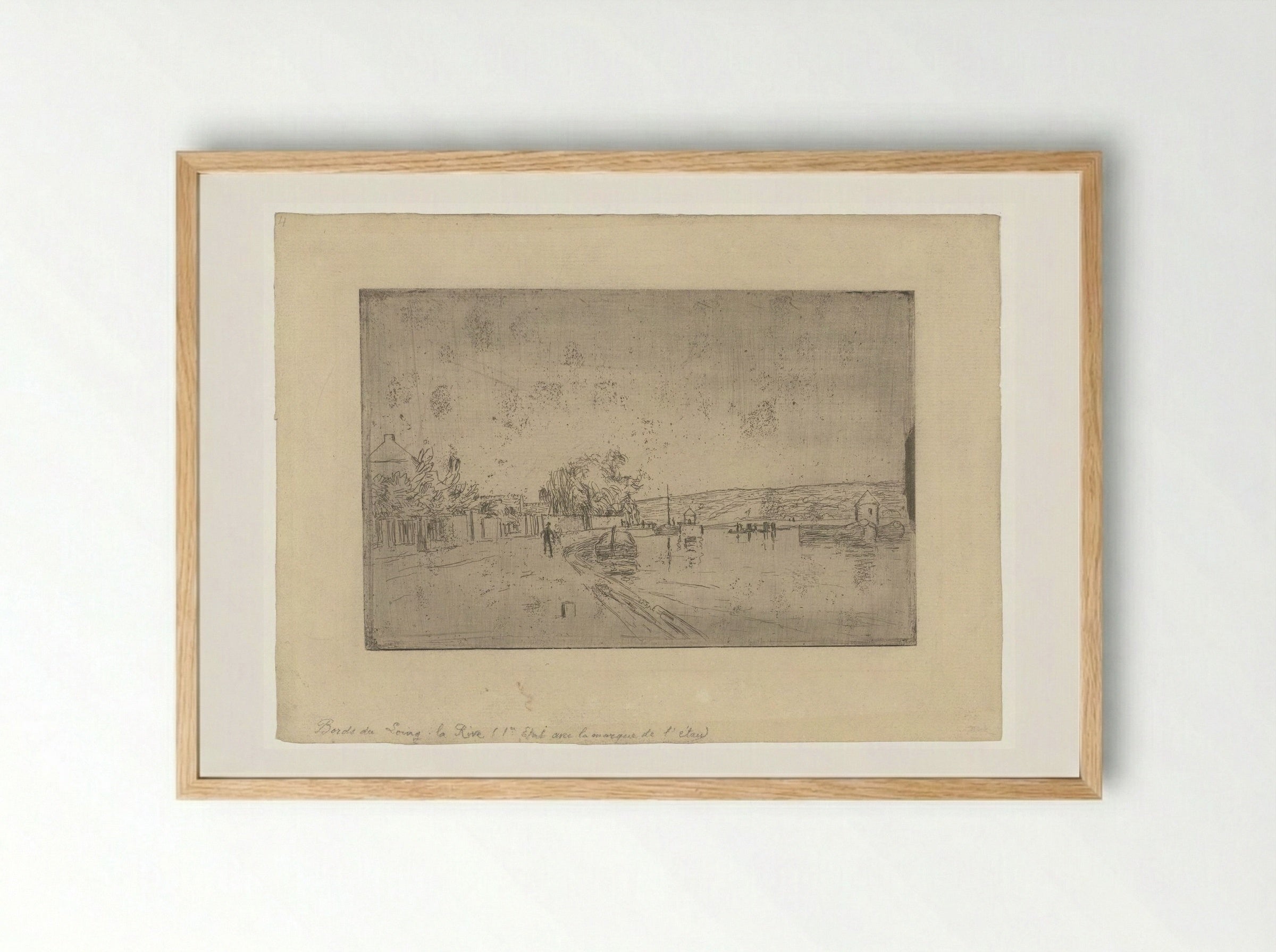 Gezicht op de rivier Loing met boten vanaf de oever - Alfred Sisley - Framed Print Wood