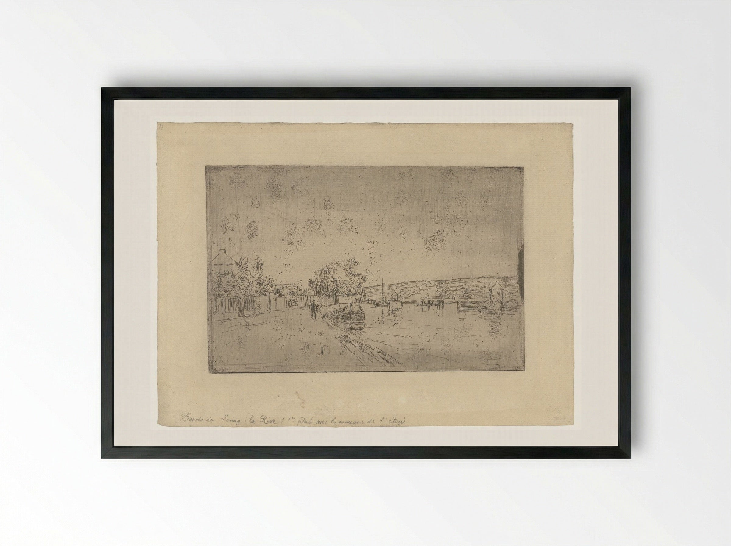 Gezicht op de rivier Loing met boten vanaf de oever - Alfred Sisley - Framed Print Black