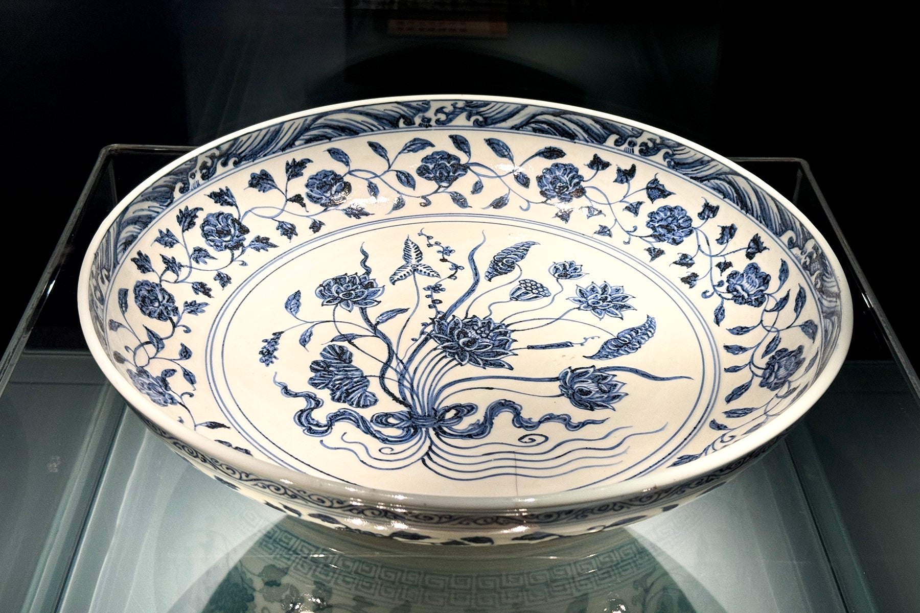 Blue-and-white porcelain plate with lotus design, Xuande reign, Ming dynasty