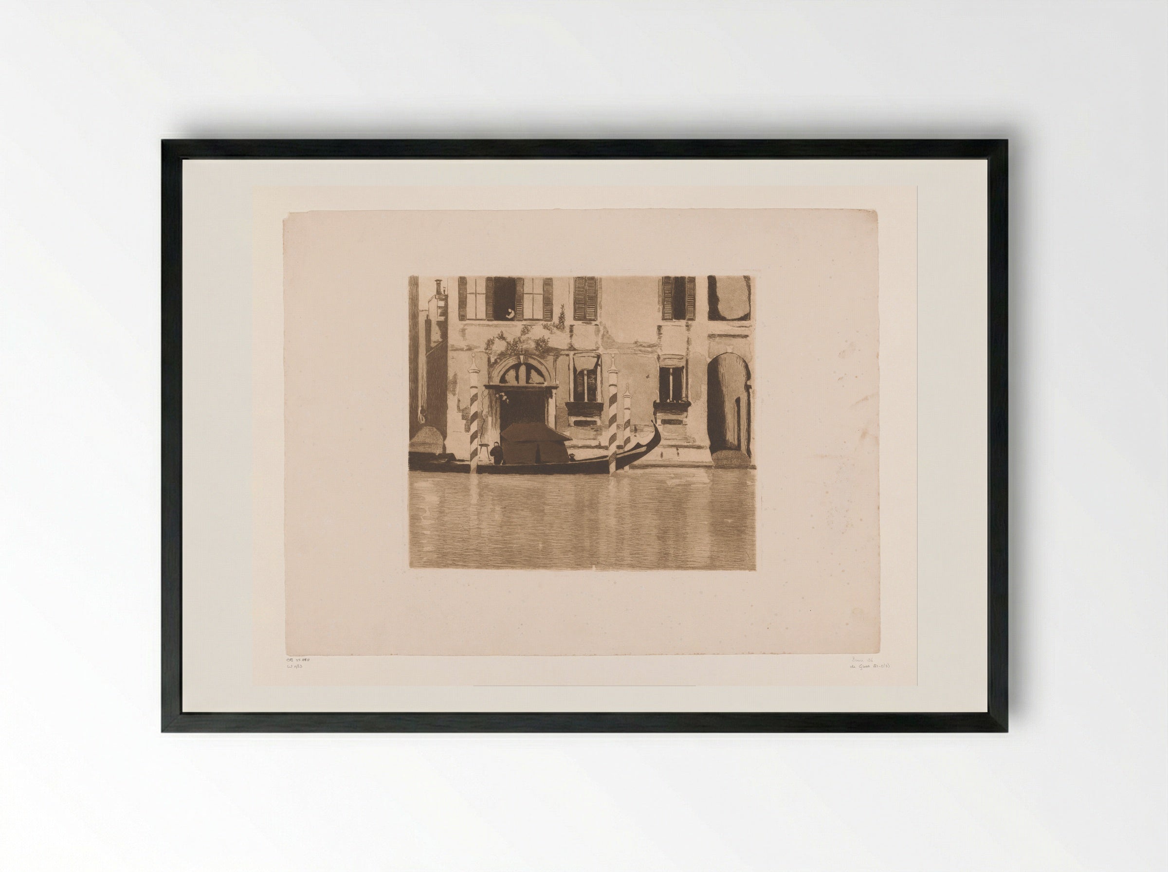 Aangemeerde gondel met opbouw in een kanaal in Venetië - Willem Witsen - Framed Print Black