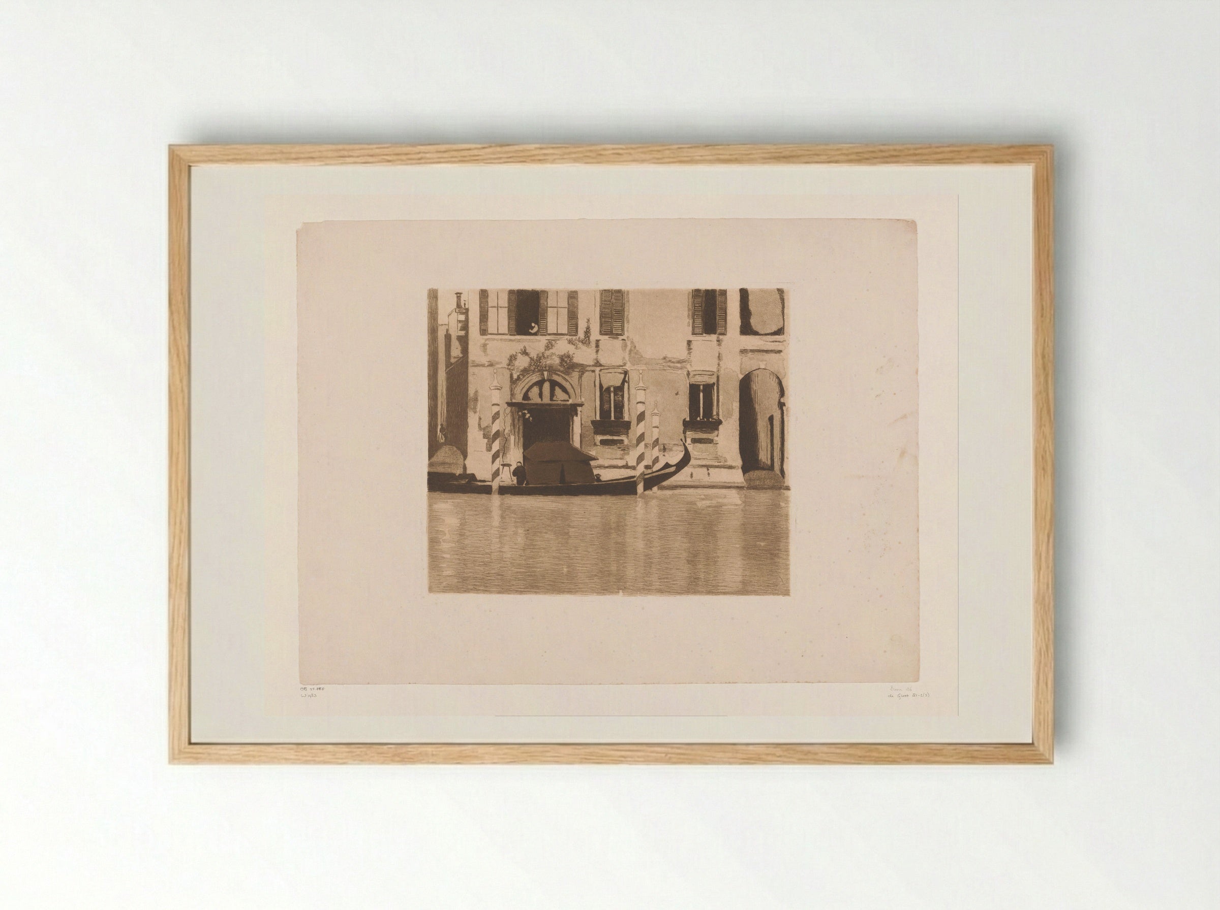 Aangemeerde gondel met opbouw in een kanaal in Venetië - Willem Witsen - Framed Print Wood