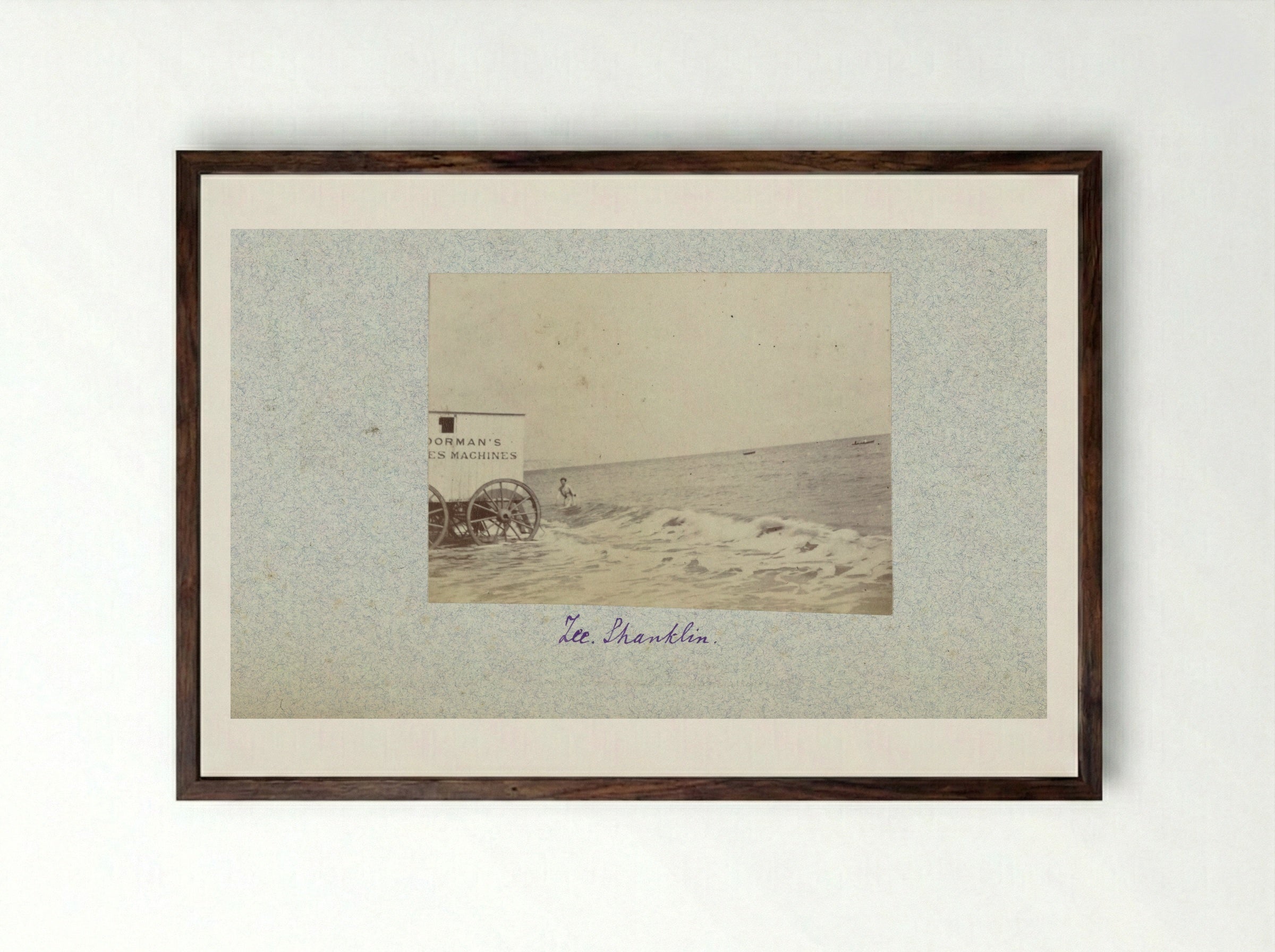 Badkoets en zwemmer in zee bij Shanklin - Henry Pauw van Wieldrecht - Framed Print Dark Wood