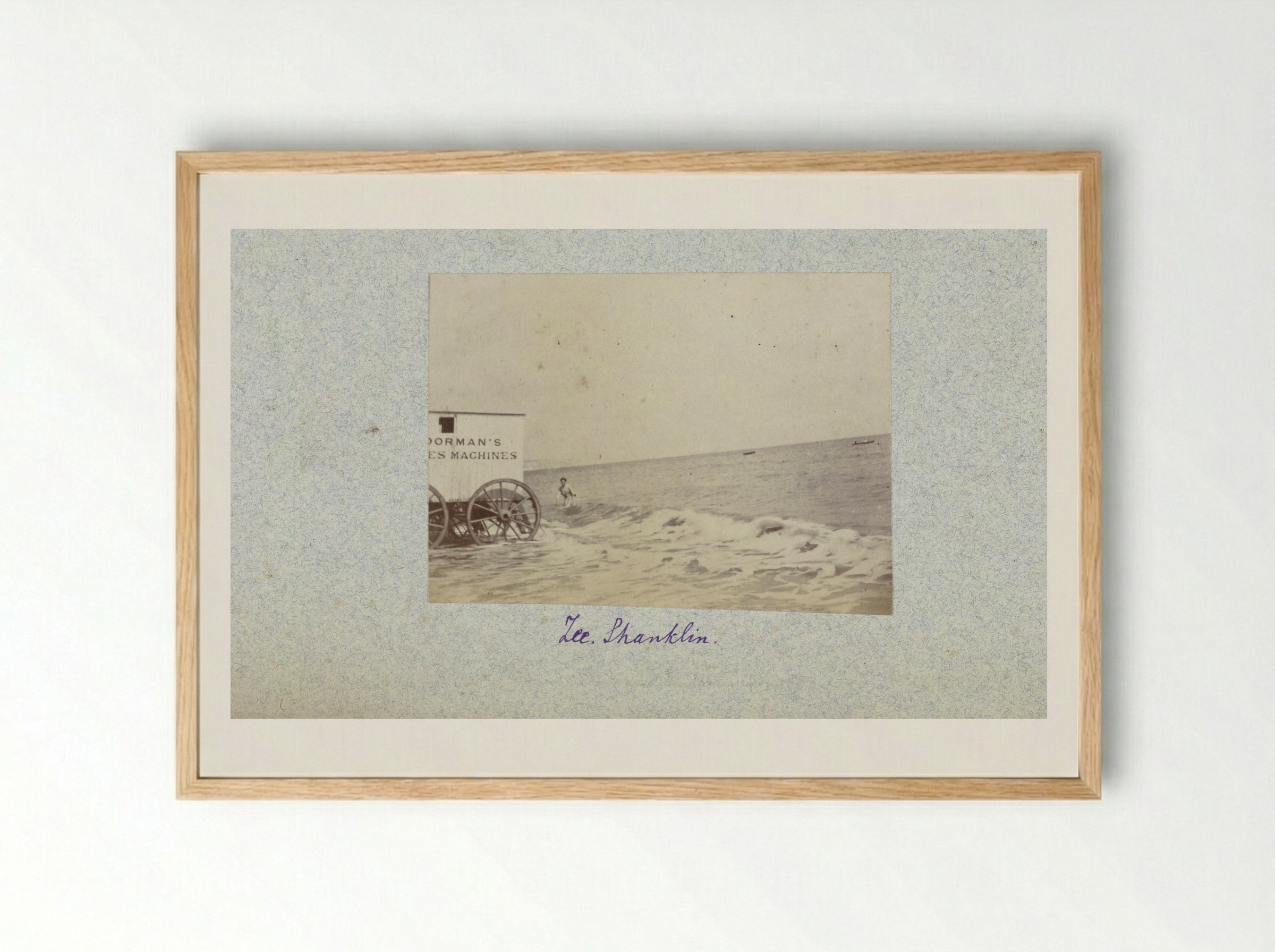 Badkoets en zwemmer in zee bij Shanklin - Henry Pauw van Wieldrecht - Framed Print Wood