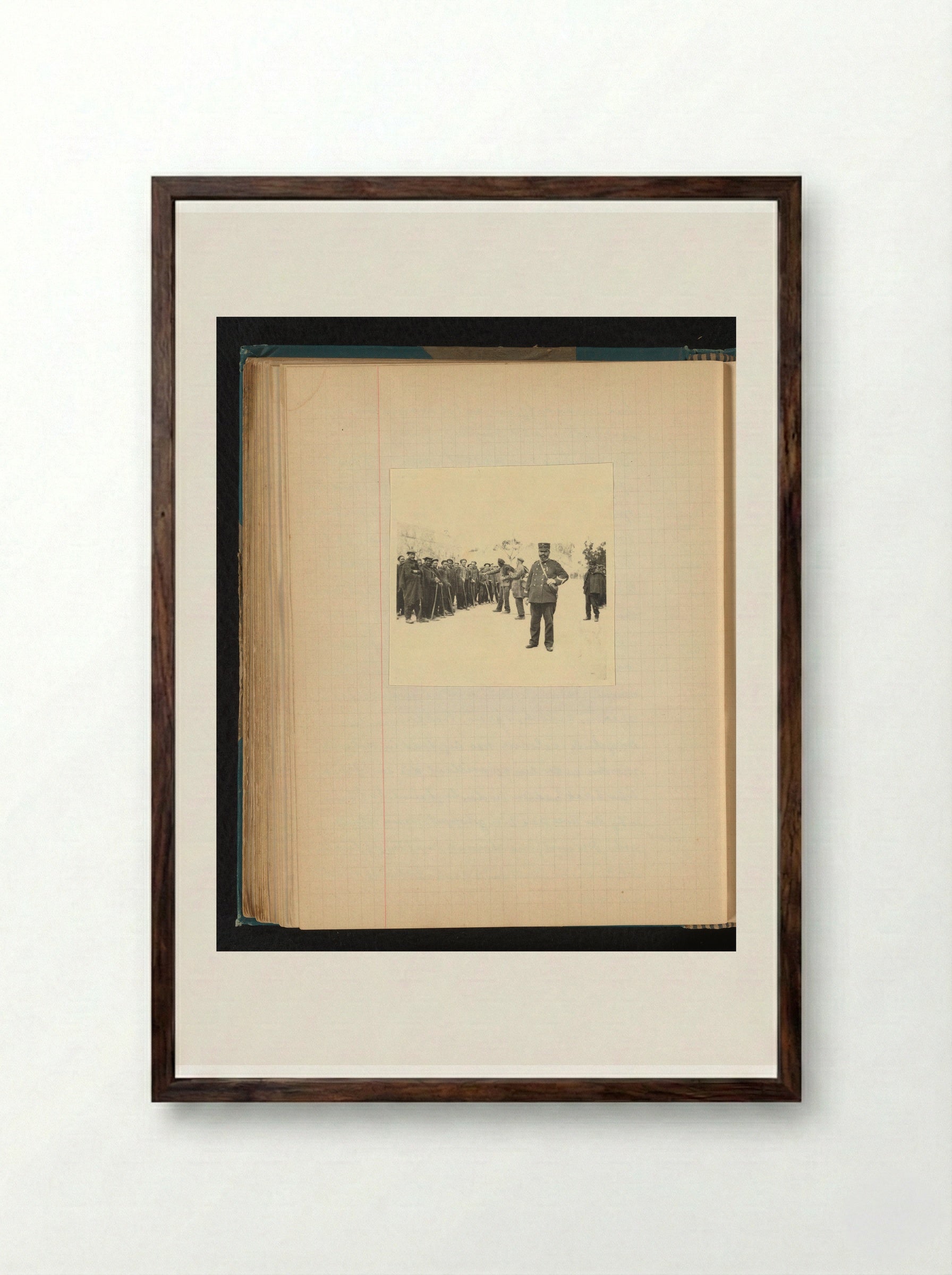 Bewaker met Arabische gevangenen opgesteld in een rij - Théodore van Lelyveld - Framed Print Dark Wood