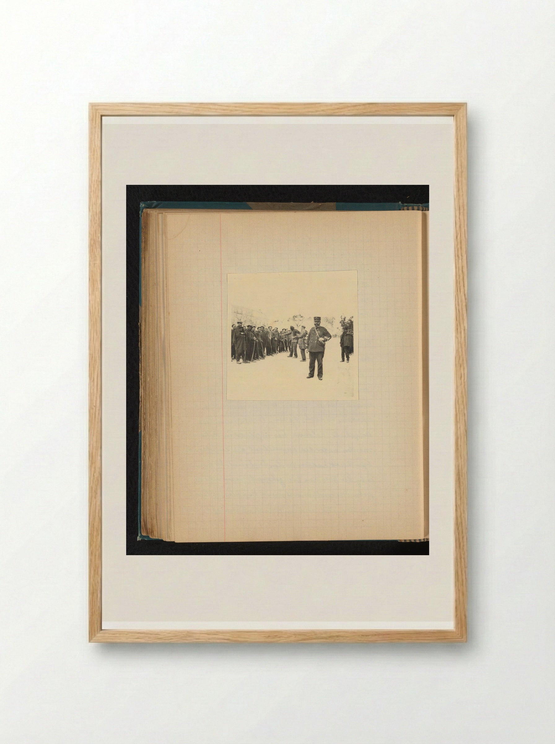 Bewaker met Arabische gevangenen opgesteld in een rij - Théodore van Lelyveld - Framed Print Wood