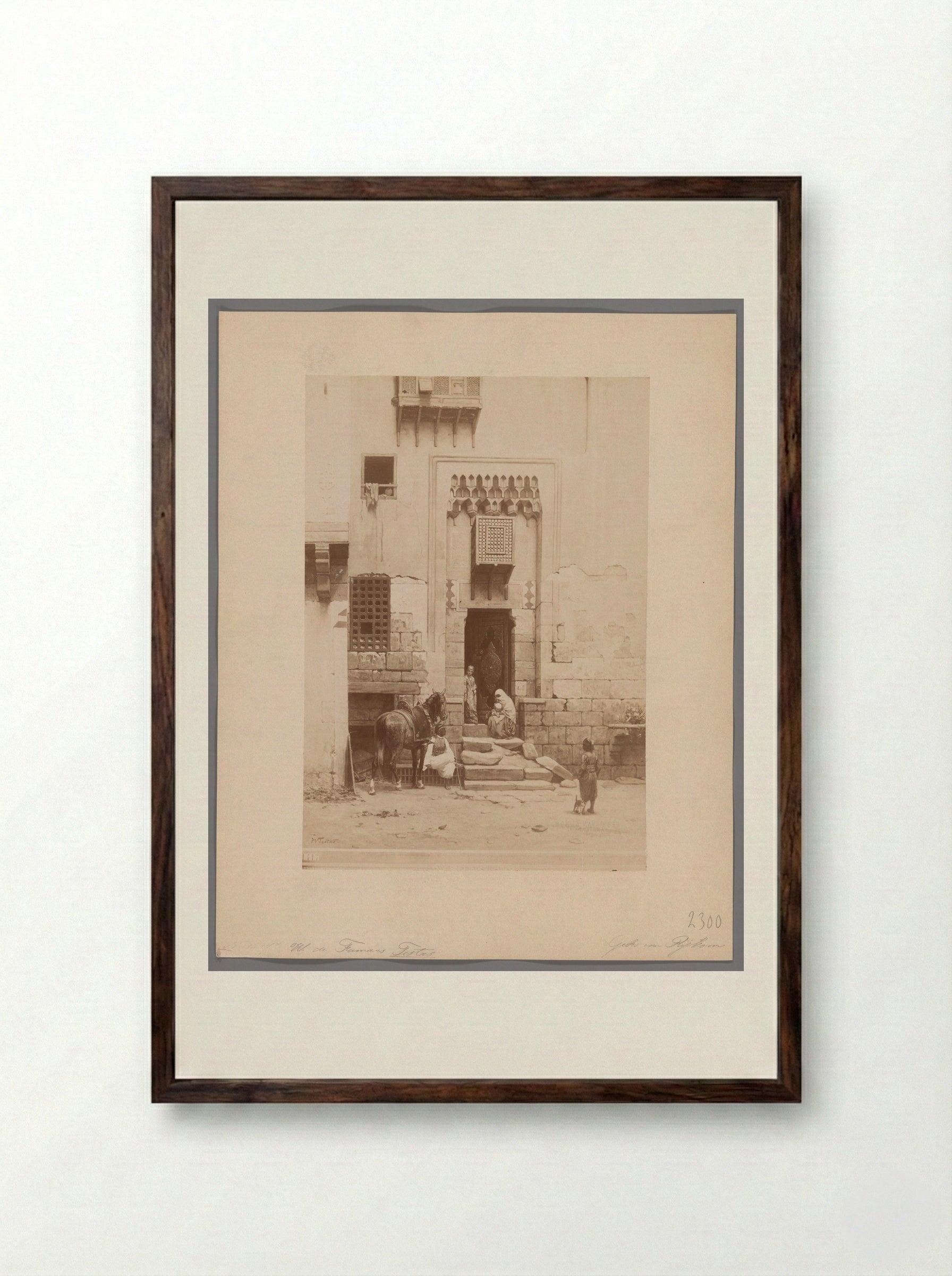 Binnenplaats van een huis te Caïro - Willem de Famars Testas - Framed Print Dark Wood
