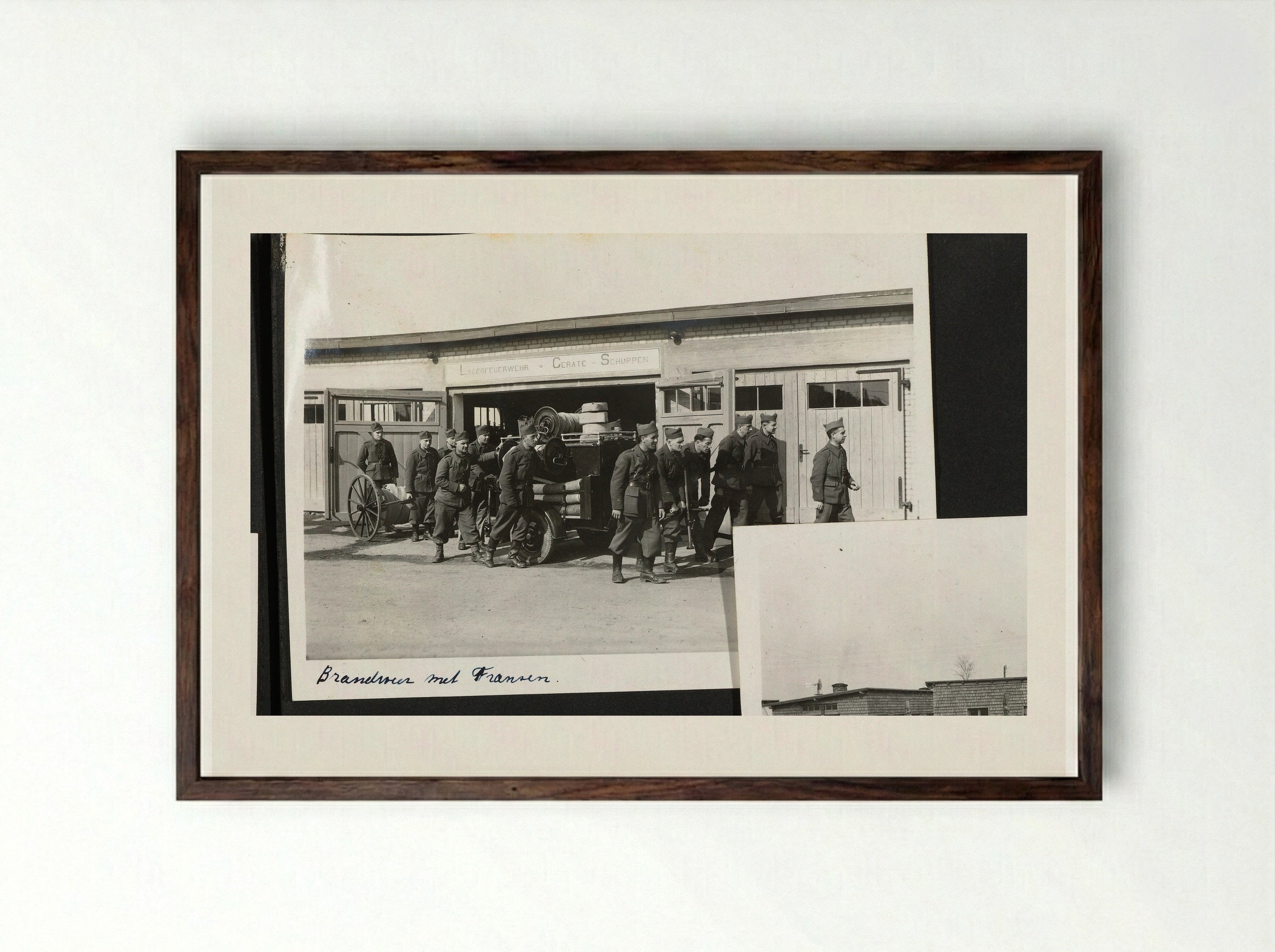 Brandweer met Fransen / Werkplaatsen - Dick W.B. van Maarseveen - Framed Print Dark Wood