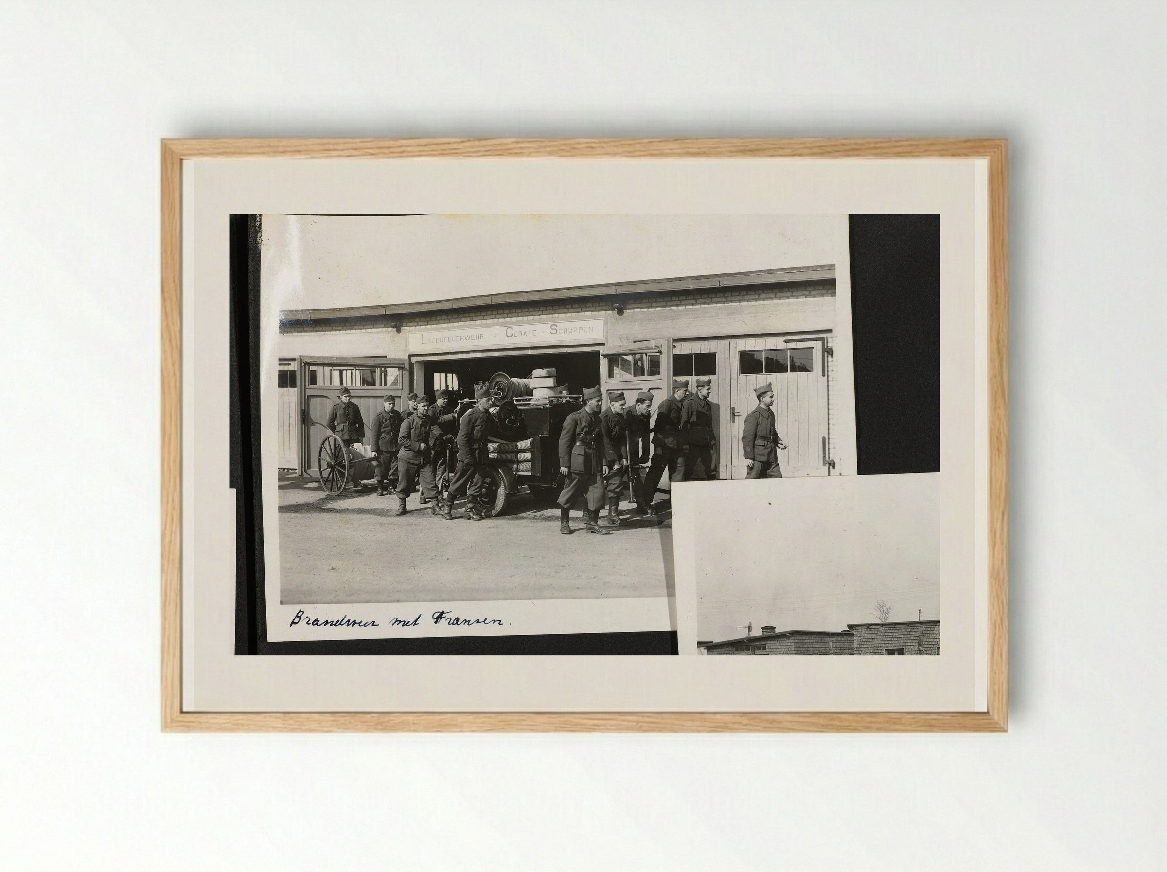 Brandweer met Fransen / Werkplaatsen - Dick W.B. van Maarseveen - Framed Print Wood