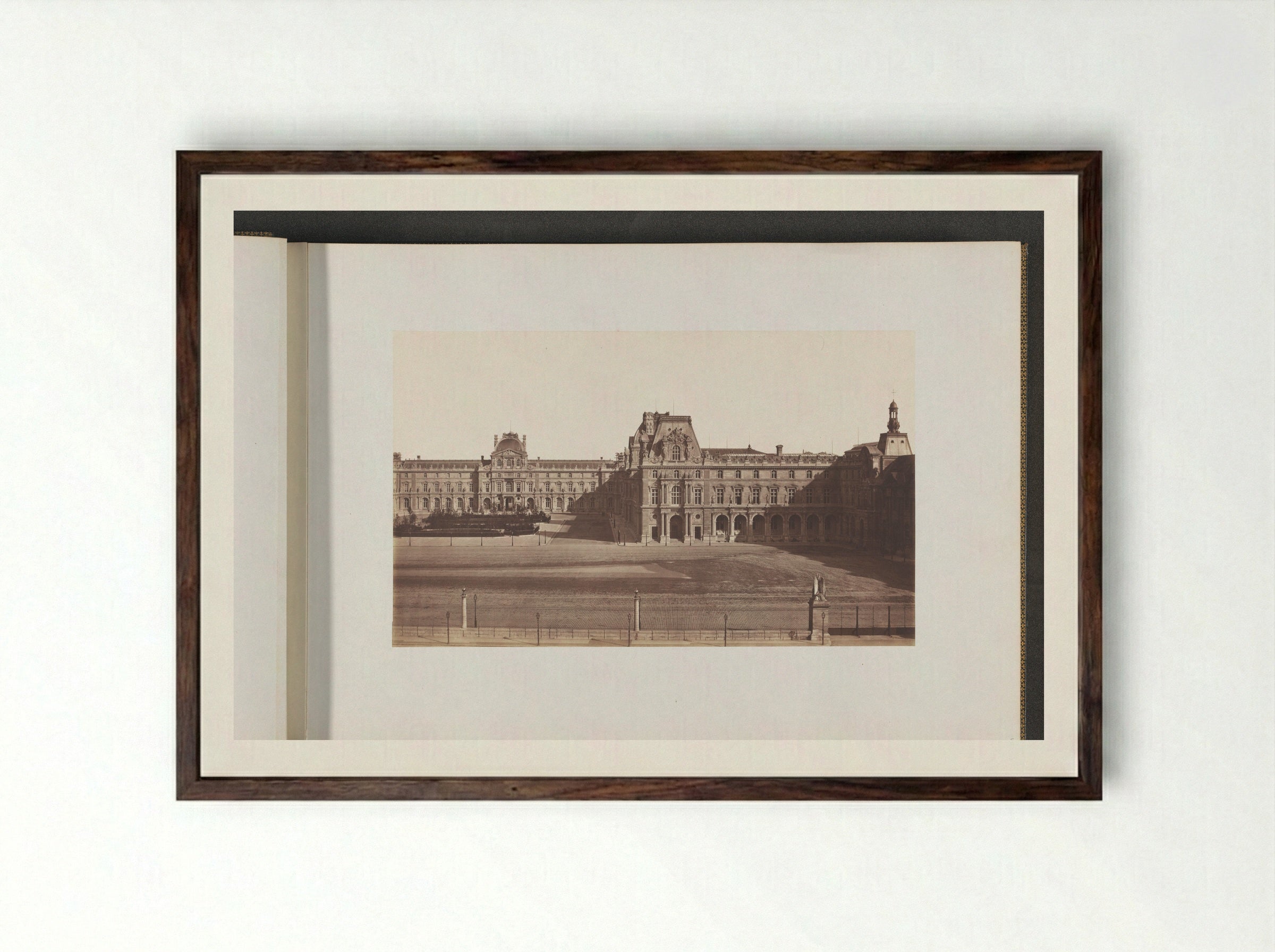Cour Napoléon gezien vanaf de Tuileries - Édouard Denis Baldus - Framed Print Dark Wood