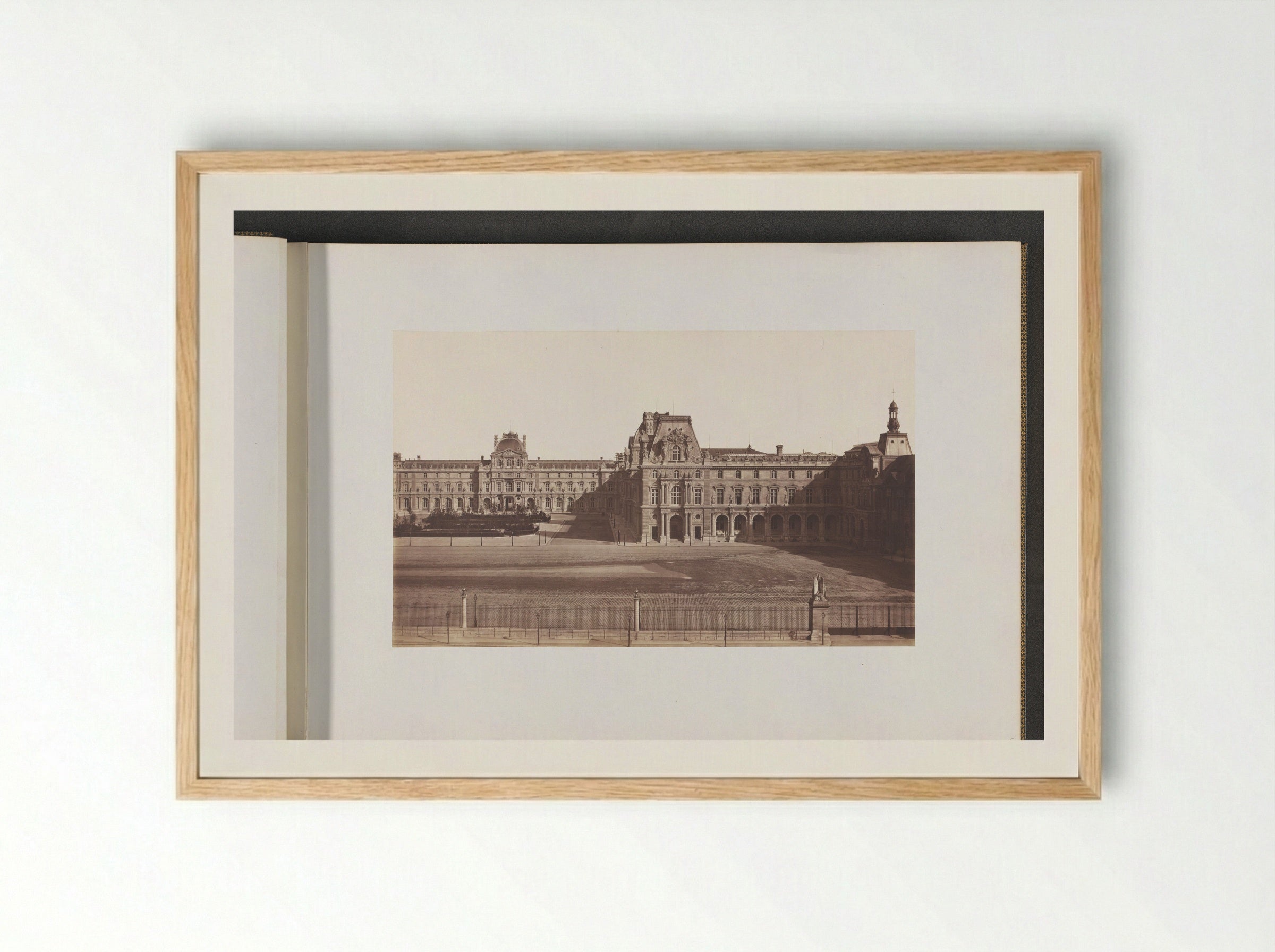 Cour Napoléon gezien vanaf de Tuileries - Édouard Denis Baldus - Framed Print Wood