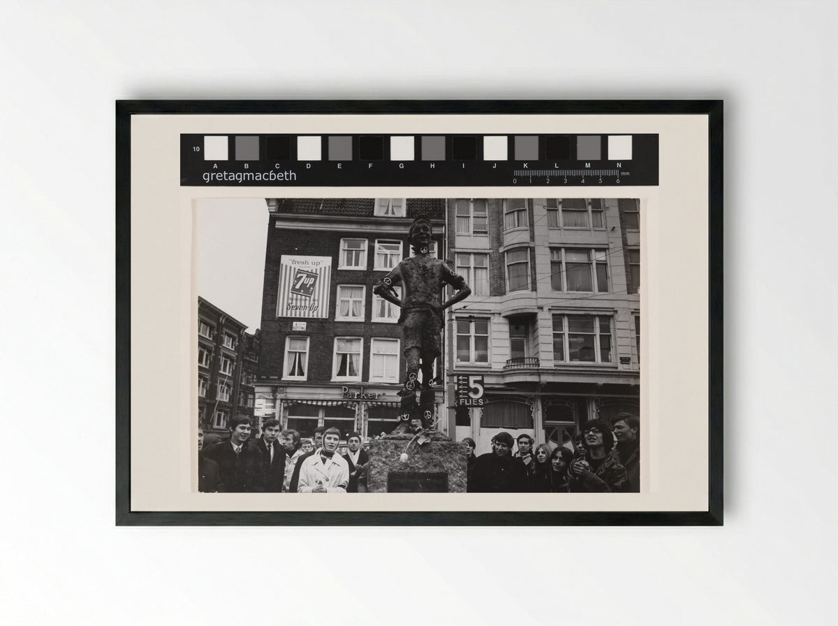 Demonstratie bij het Lieverdje op het Spui in Amsterdam - Cor Jaring - Framed Print Black