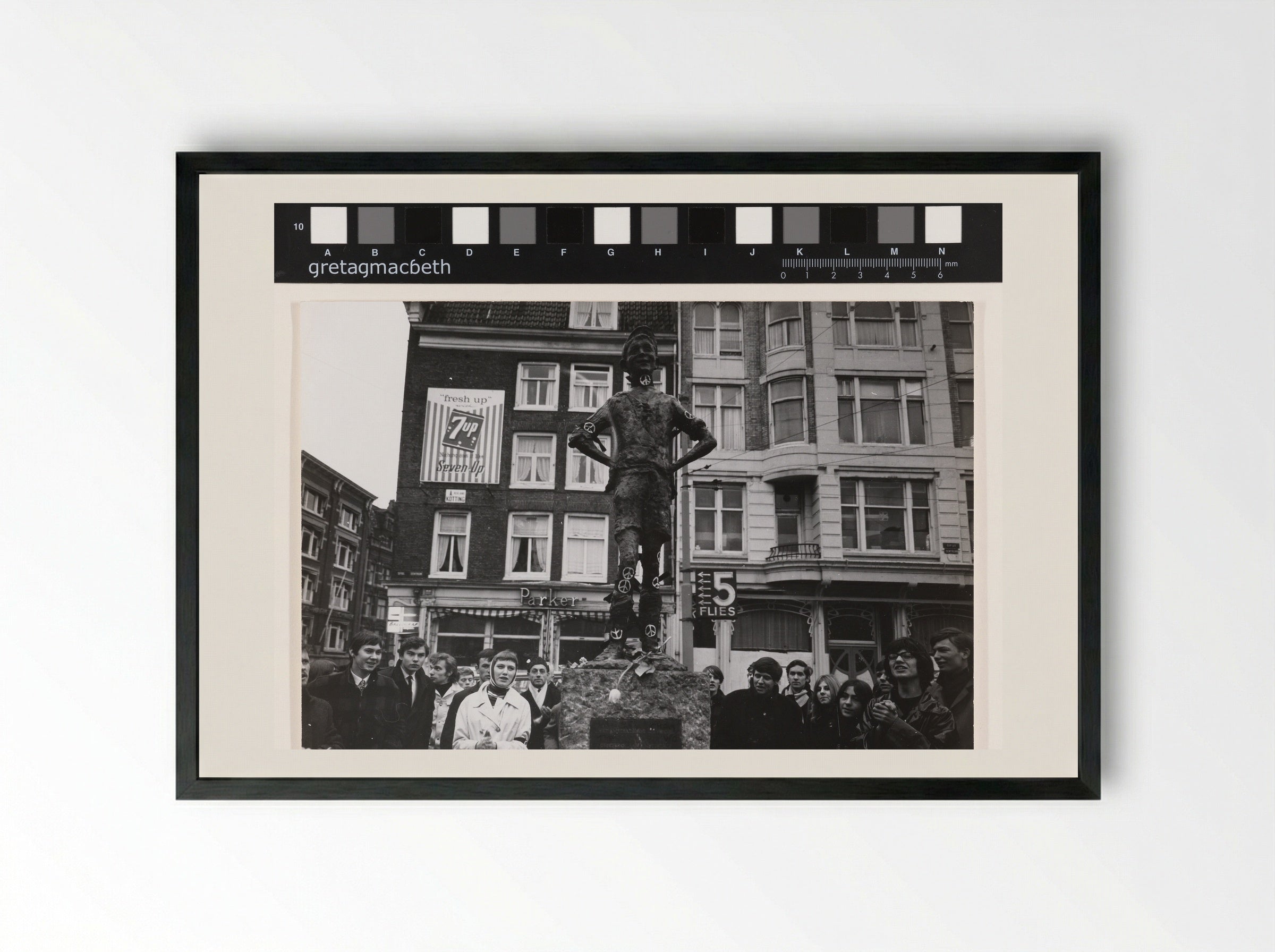 Demonstratie bij het Lieverdje op het Spui in Amsterdam - Cor Jaring - Framed Print Black