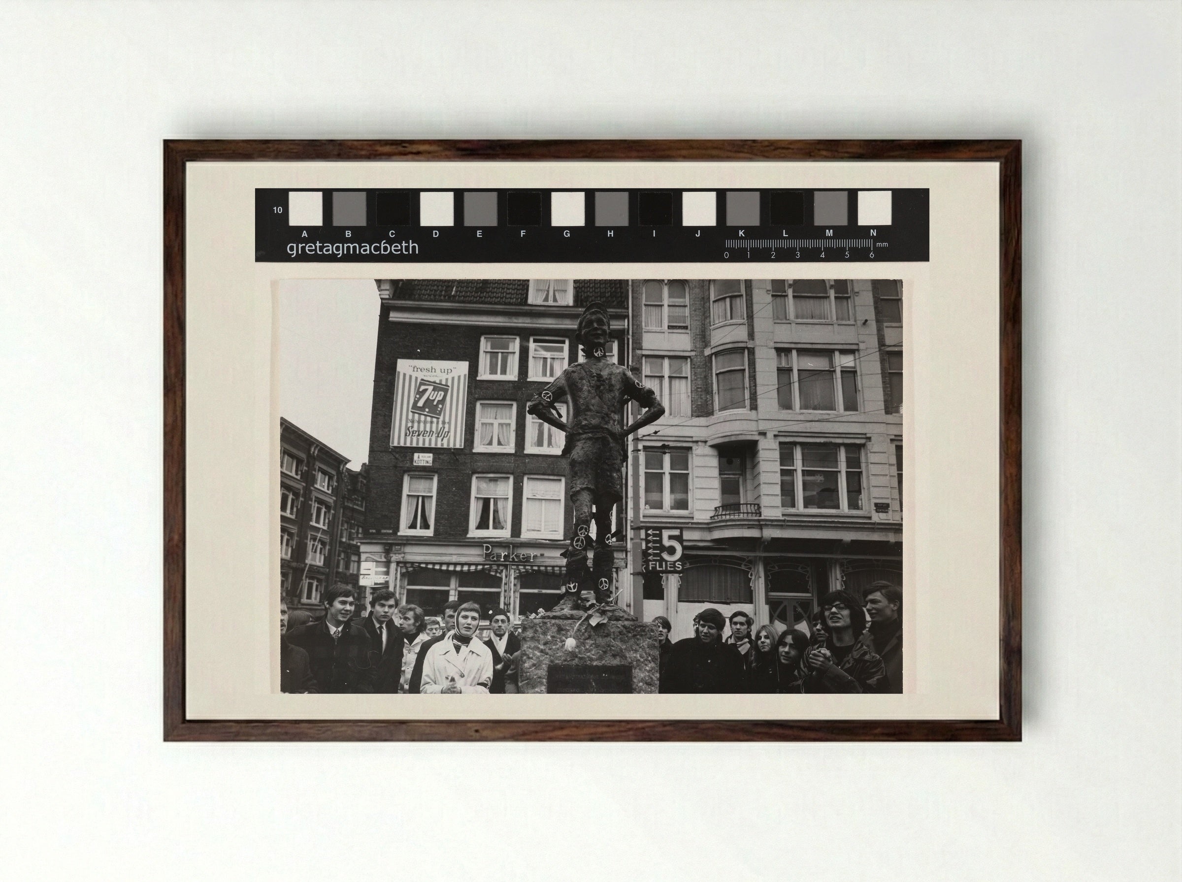 Demonstratie bij het Lieverdje op het Spui in Amsterdam - Cor Jaring - Framed Print Dark Wood