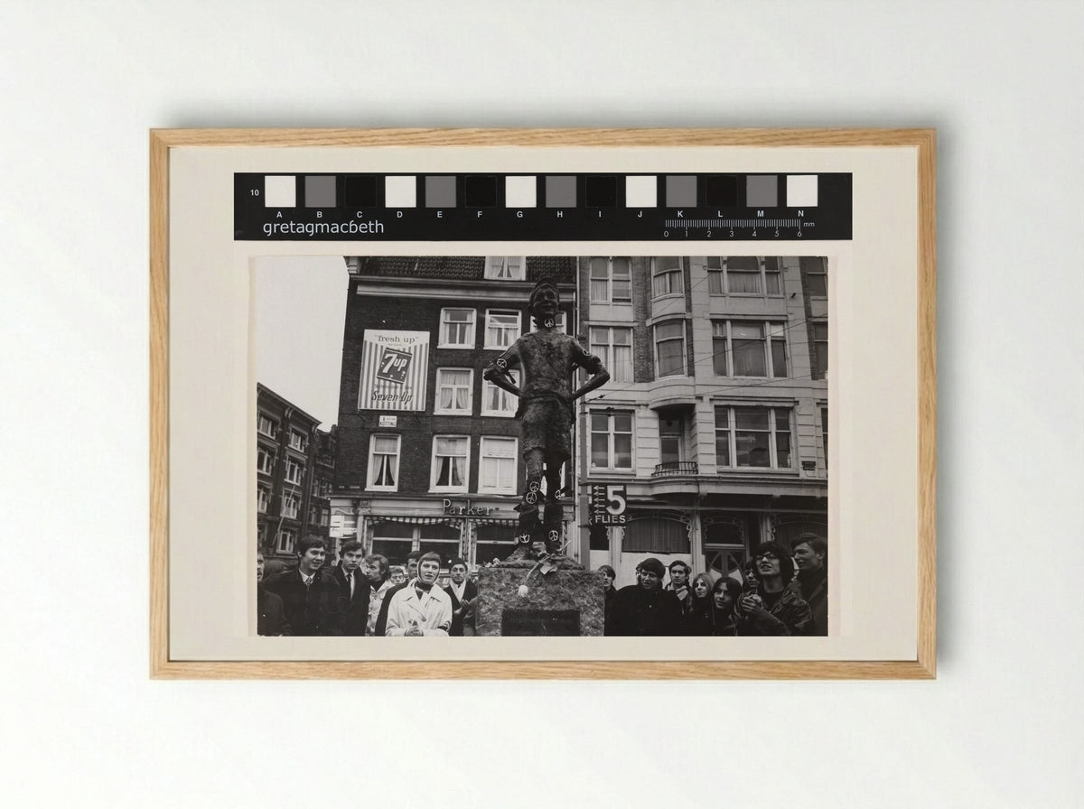 Demonstratie bij het Lieverdje op het Spui in Amsterdam - Cor Jaring - Framed Print Wood