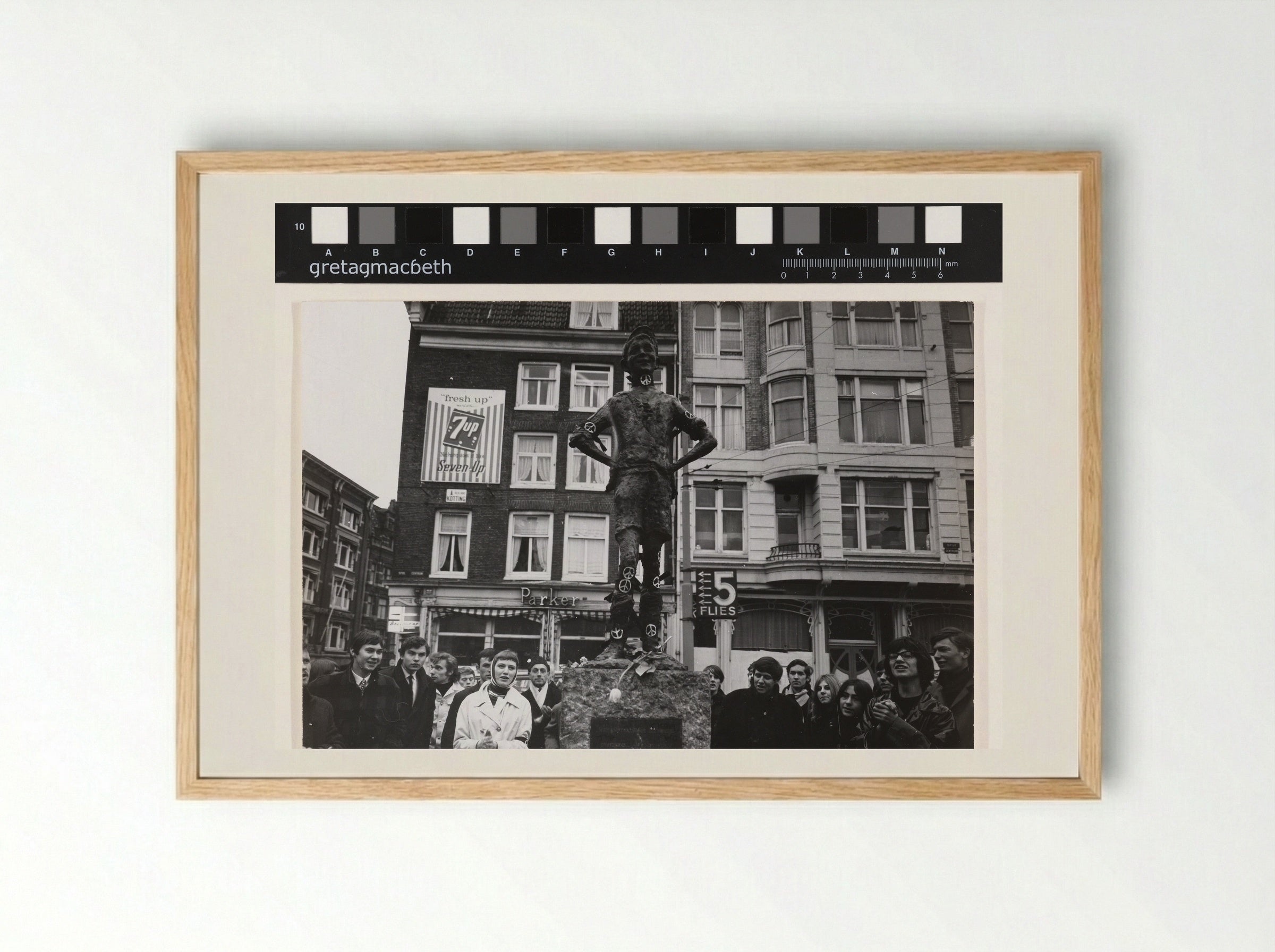 Demonstratie bij het Lieverdje op het Spui in Amsterdam - Cor Jaring - Framed Print Wood