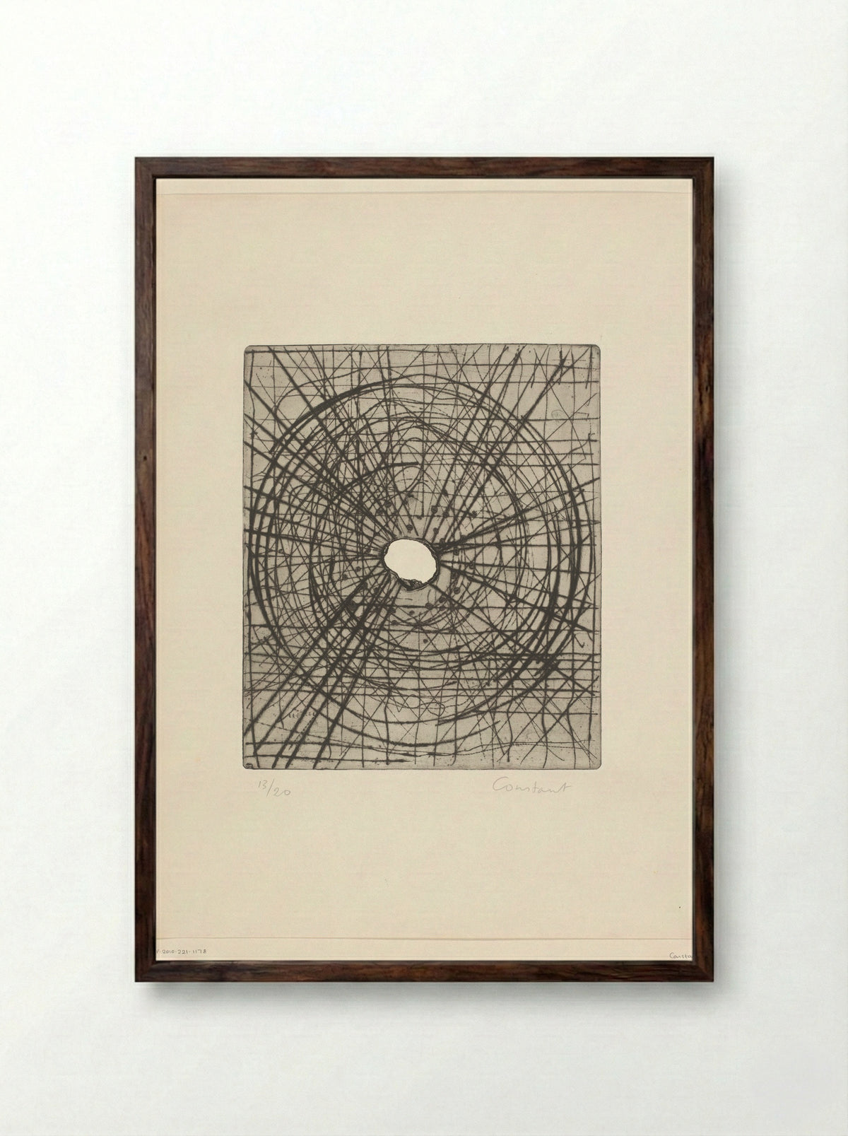 Divergerende stralen / Gaten-ets (één gat) - Constant Nieuwenhuys - Framed Print Dark Wood