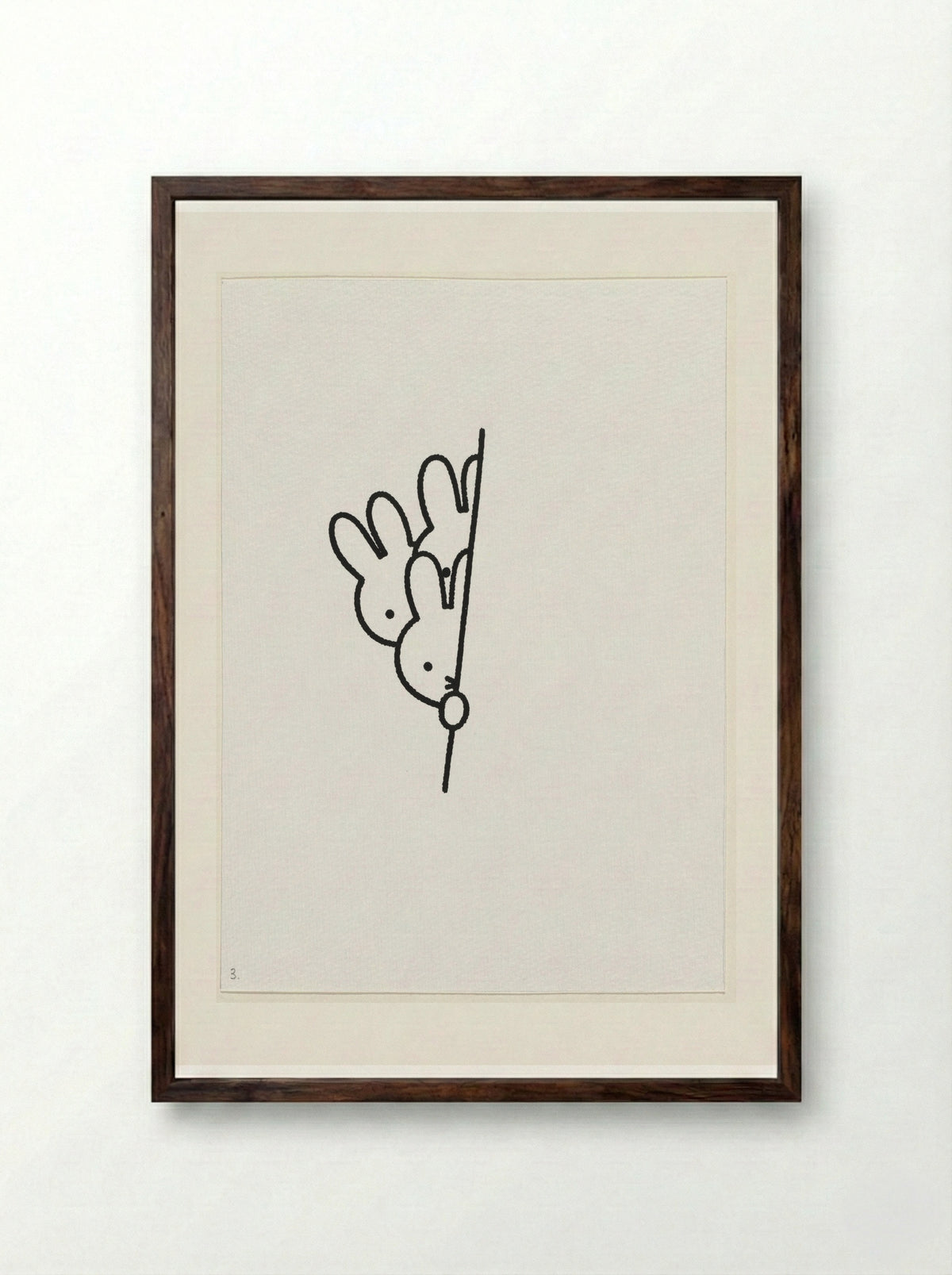 Drie konijnenhoofden achter muur II - Dick Bruna - Framed Print Dark Wood