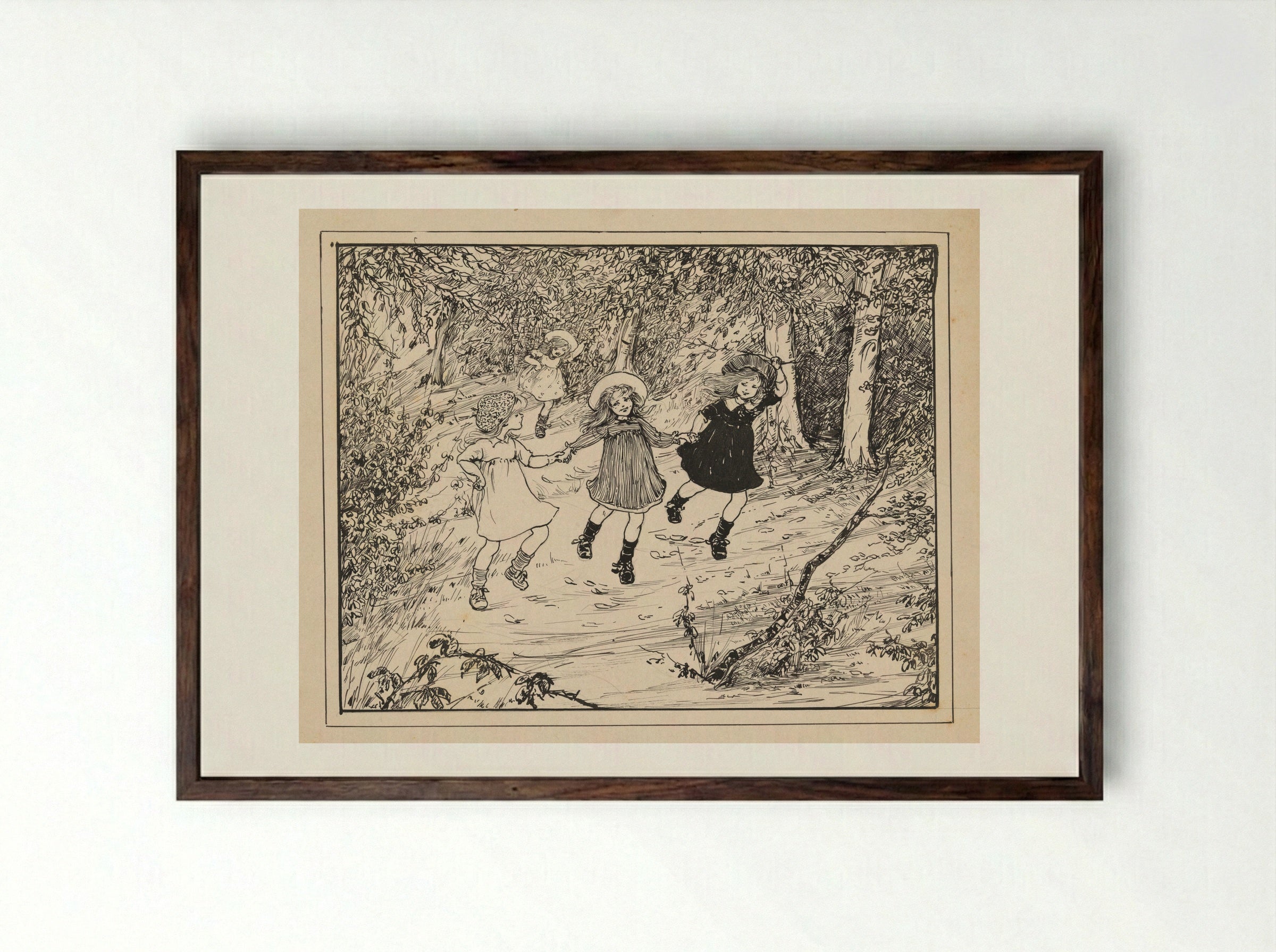 Drie rennende meisjes in een bos - Nelly Spoor - Framed Print Dark Wood