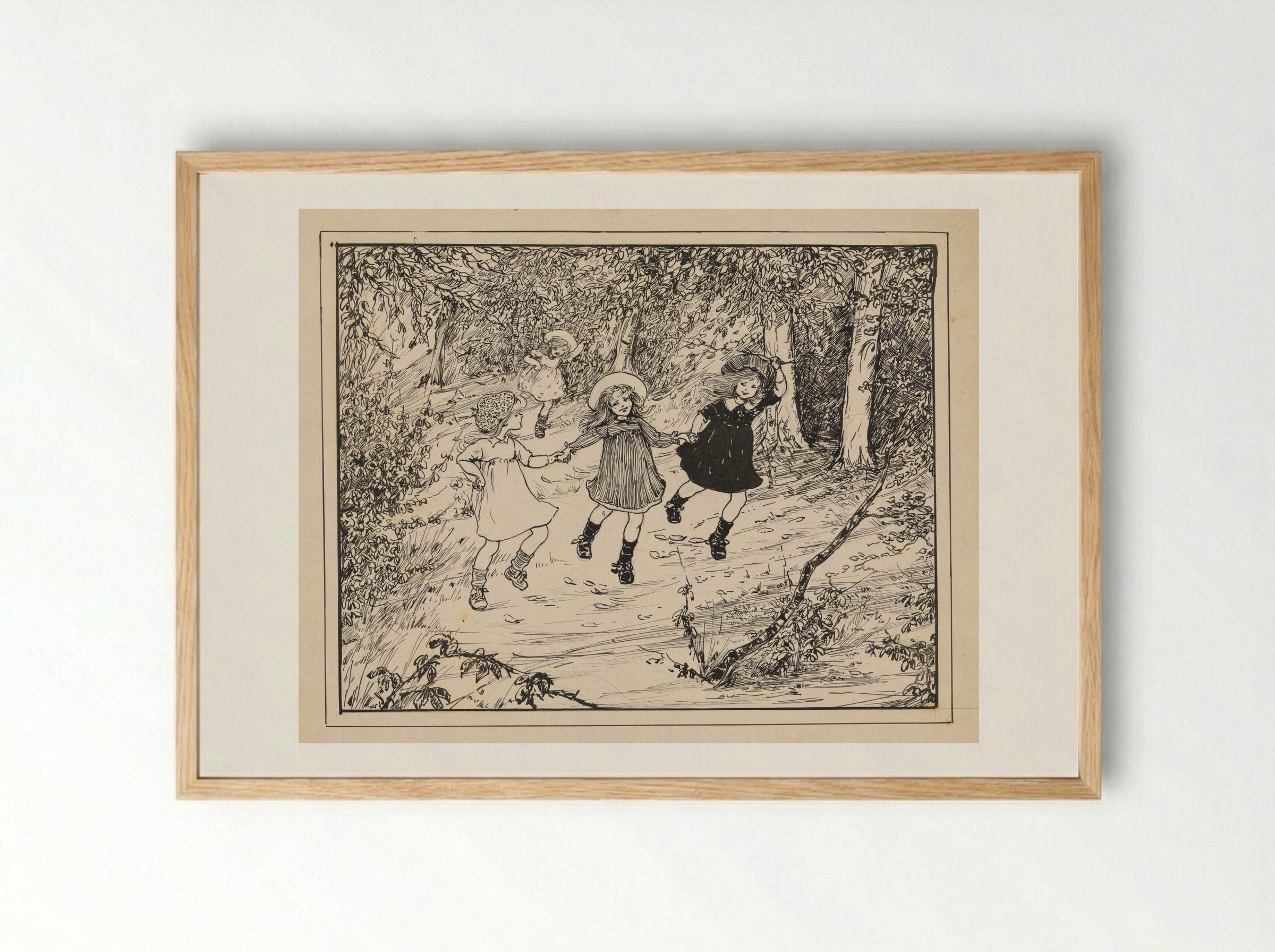 Drie rennende meisjes in een bos - Nelly Spoor - Framed Print Wood