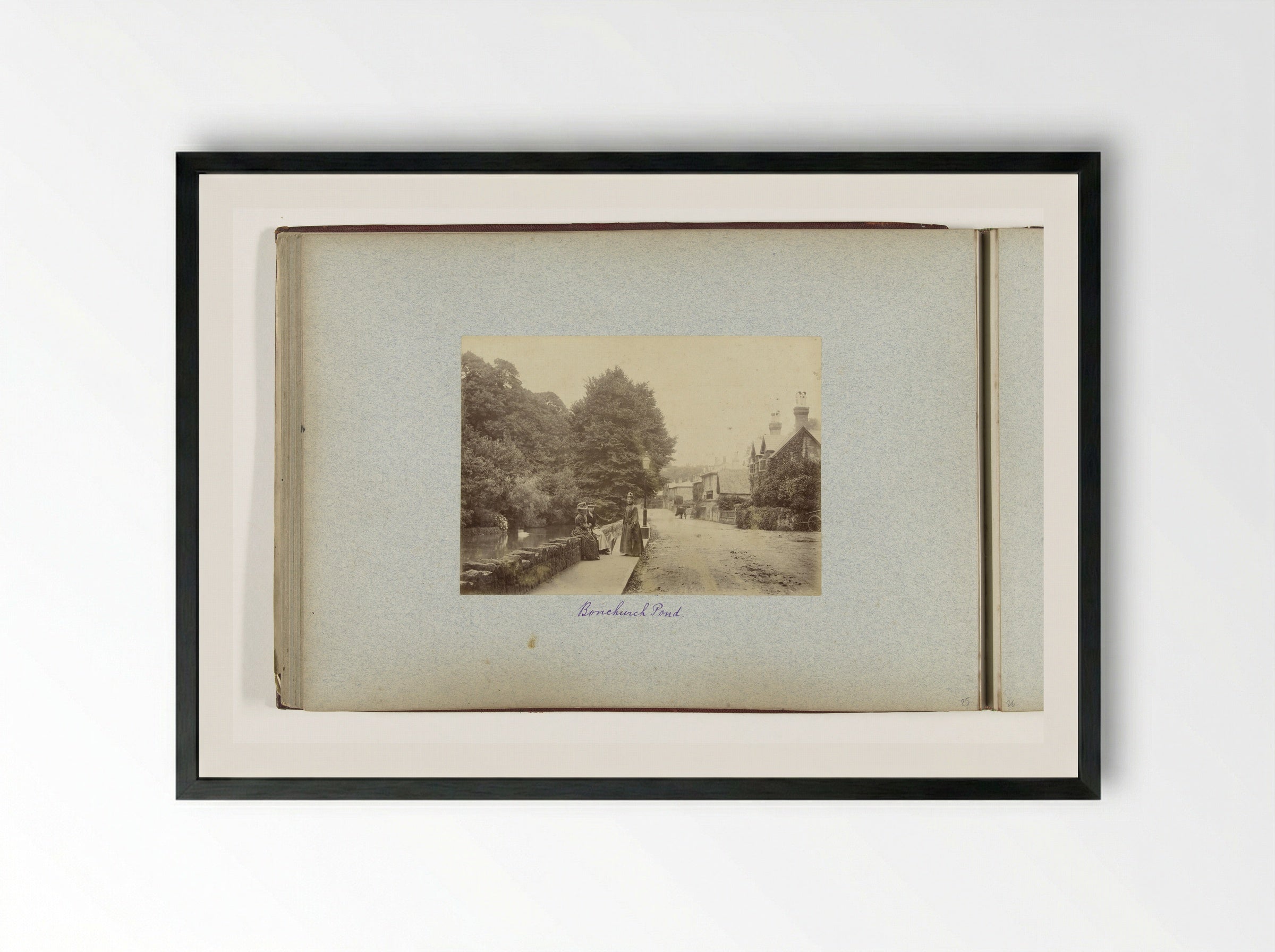 Drie vrouwen op straat langs de Bonchurch Pond, Bonchurch - Henry Pauw van Wieldrecht - Framed Print Black