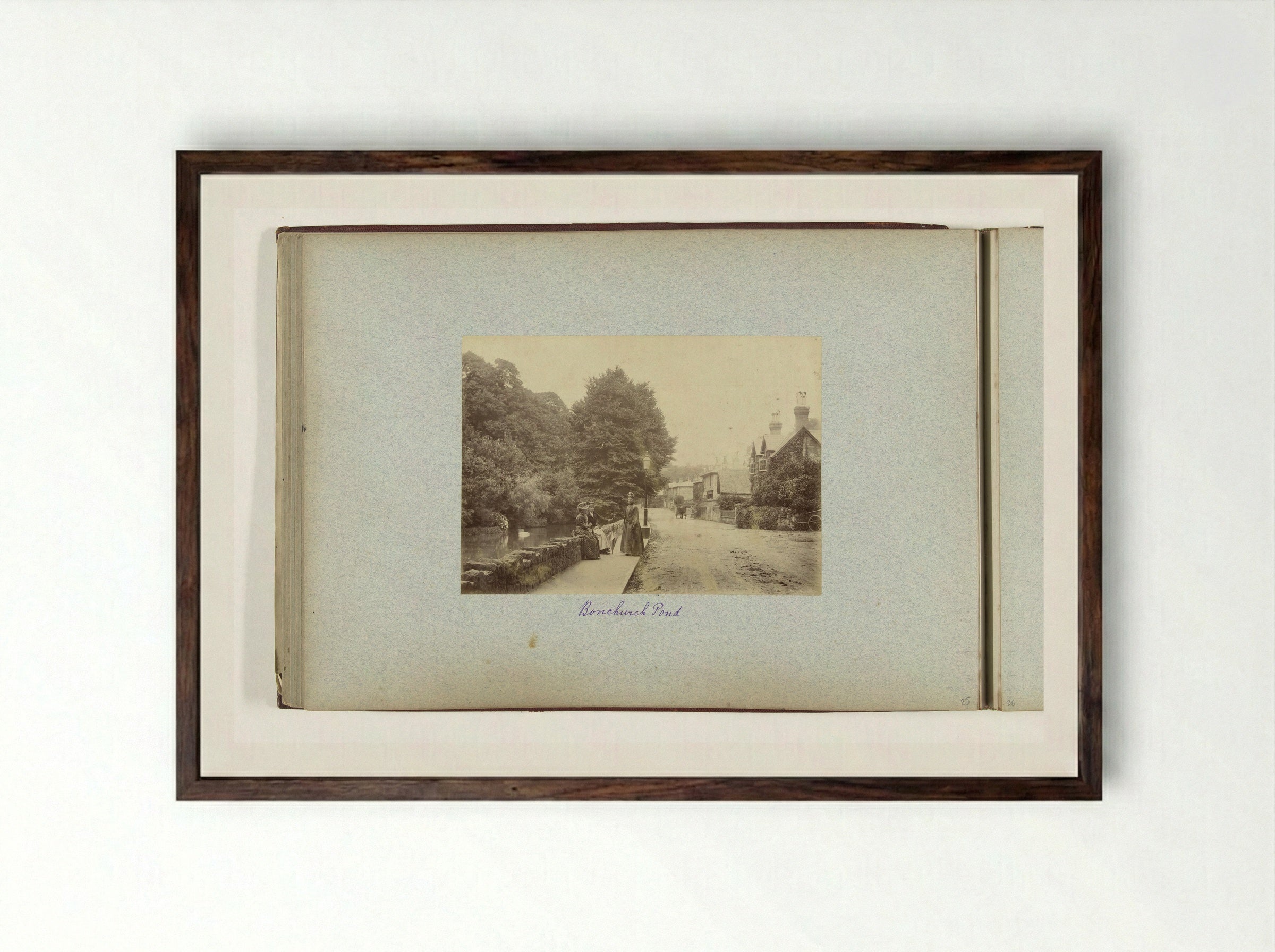 Drie vrouwen op straat langs de Bonchurch Pond, Bonchurch - Henry Pauw van Wieldrecht - Framed Print Dark Wood