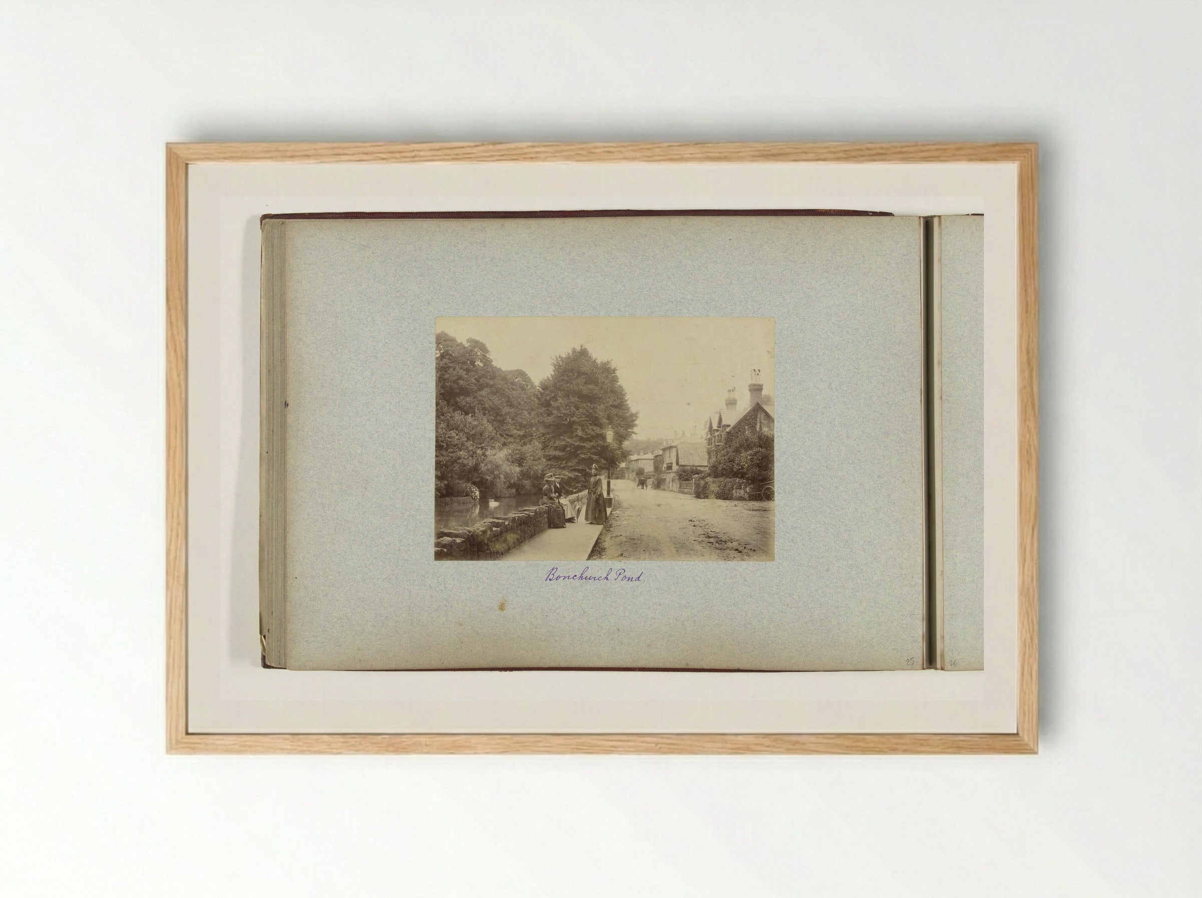 Drie vrouwen op straat langs de Bonchurch Pond, Bonchurch - Henry Pauw van Wieldrecht - Framed Print Wood