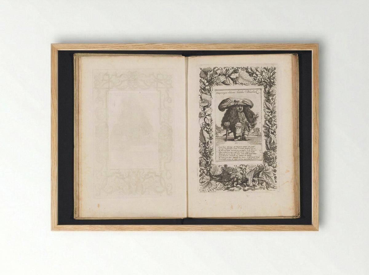 Een kleine mens als officier met grote verenhoed en een speelkaart in de hand - Andries van Buysen (Sr.) - Framed Print Wood