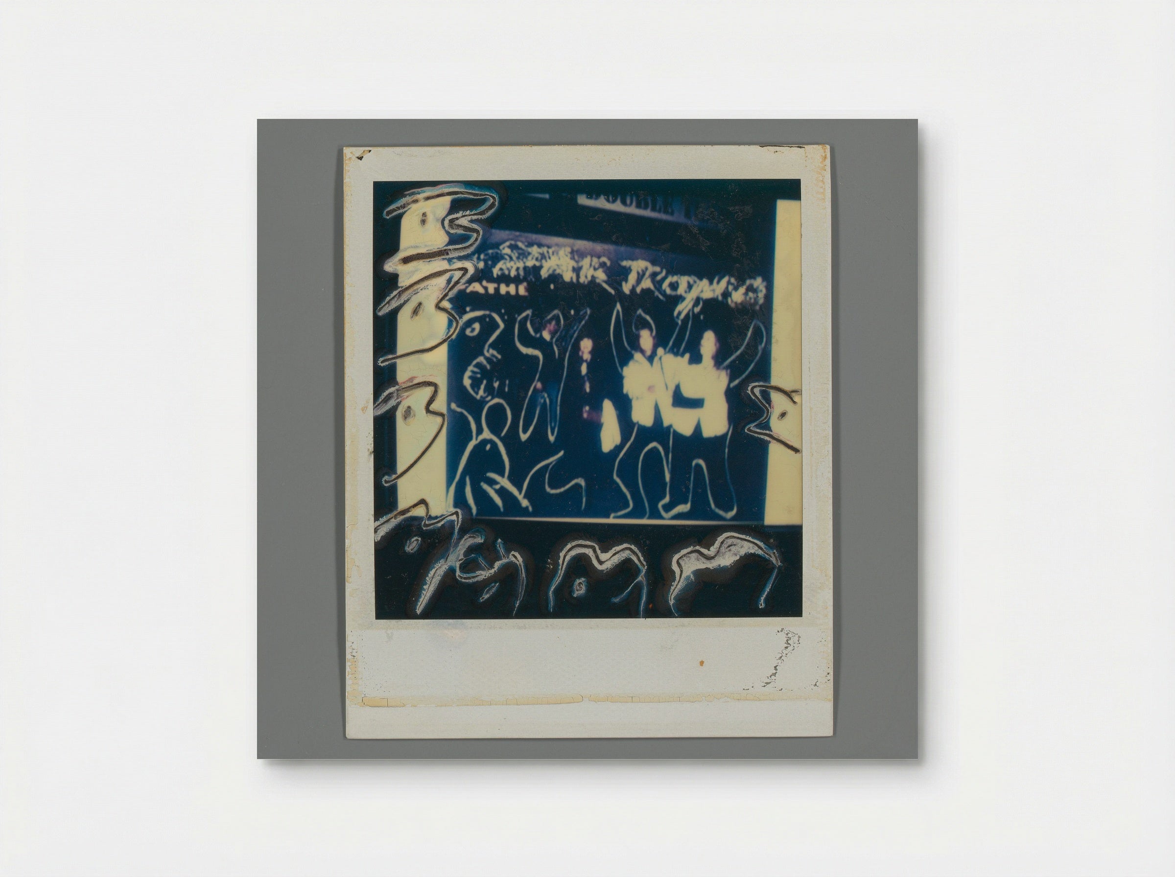 Fotoreproductie van Polaroid met Hedy en drie andere personen voor ingang van een bioscoop - Aat Veldhoen - Poster