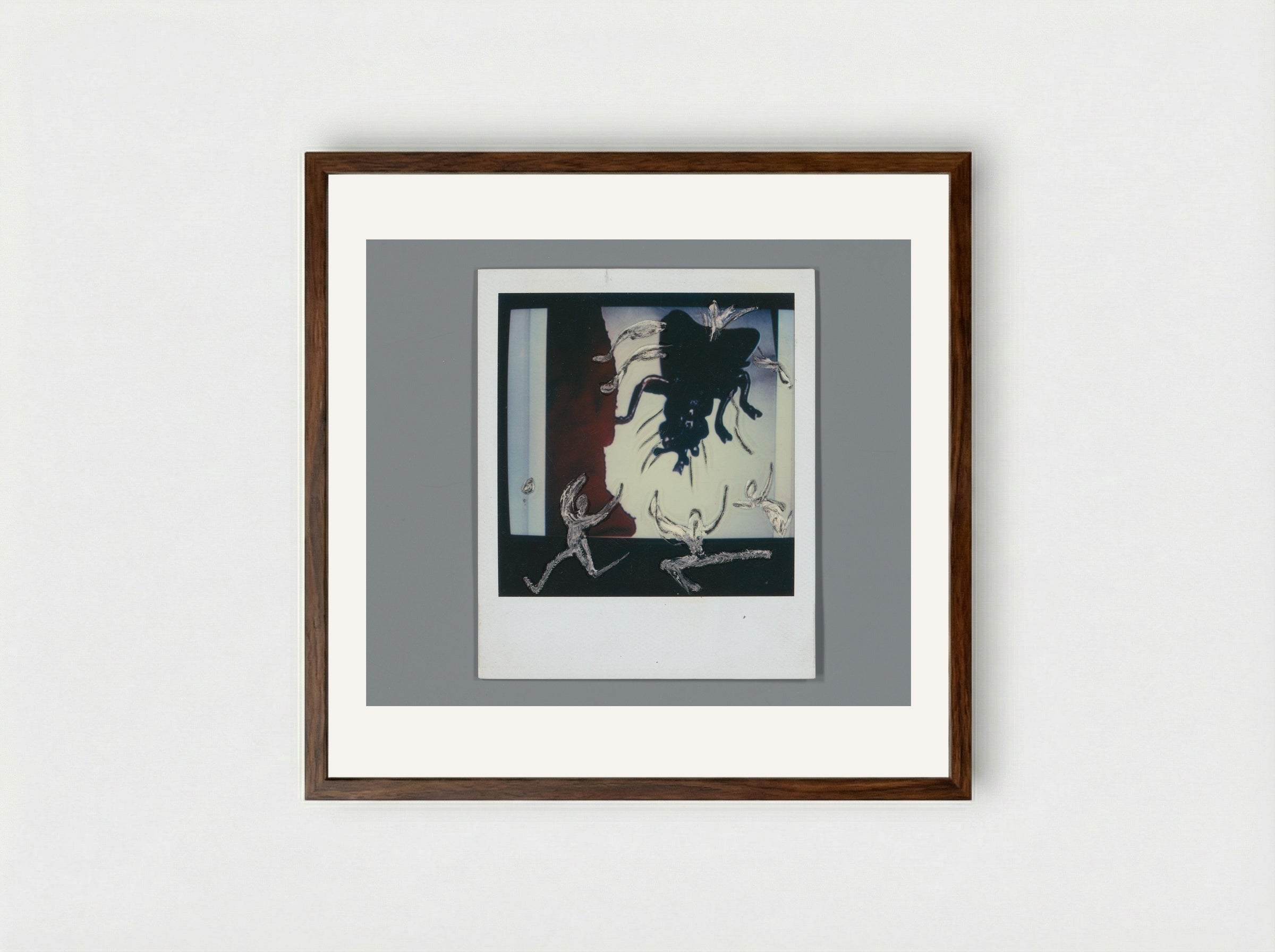 Fotoreproductie van een stilstaand televisiebeeld met sculptuur van een vlieg - Aat Veldhoen - Framed Print Dark Wood