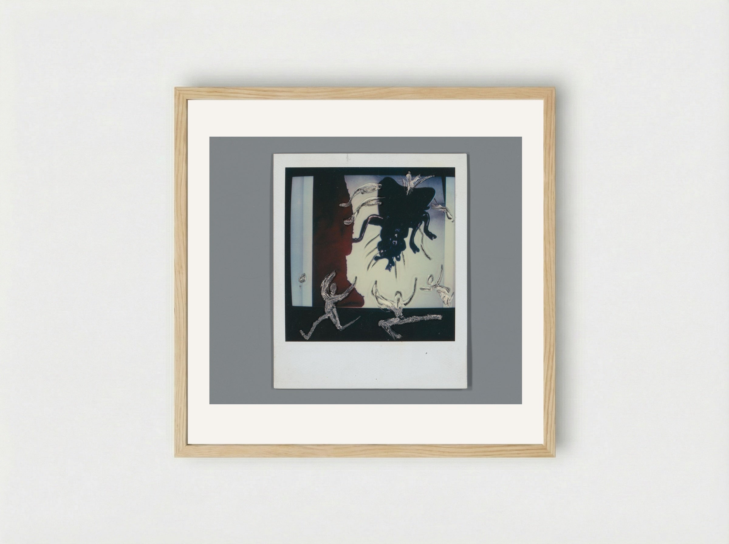 Fotoreproductie van een stilstaand televisiebeeld met sculptuur van een vlieg - Aat Veldhoen - Framed Print Wood