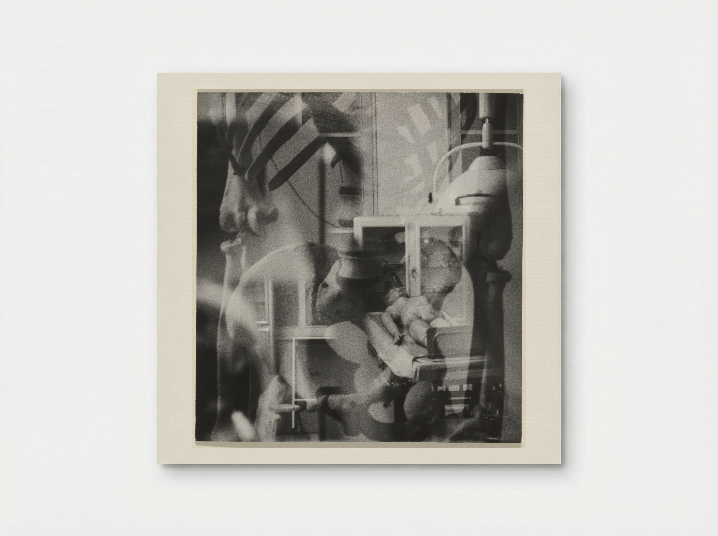 Fragment van een menselijk skelet, pop in een ziekenhuisbed - Sanne Sannes - Poster