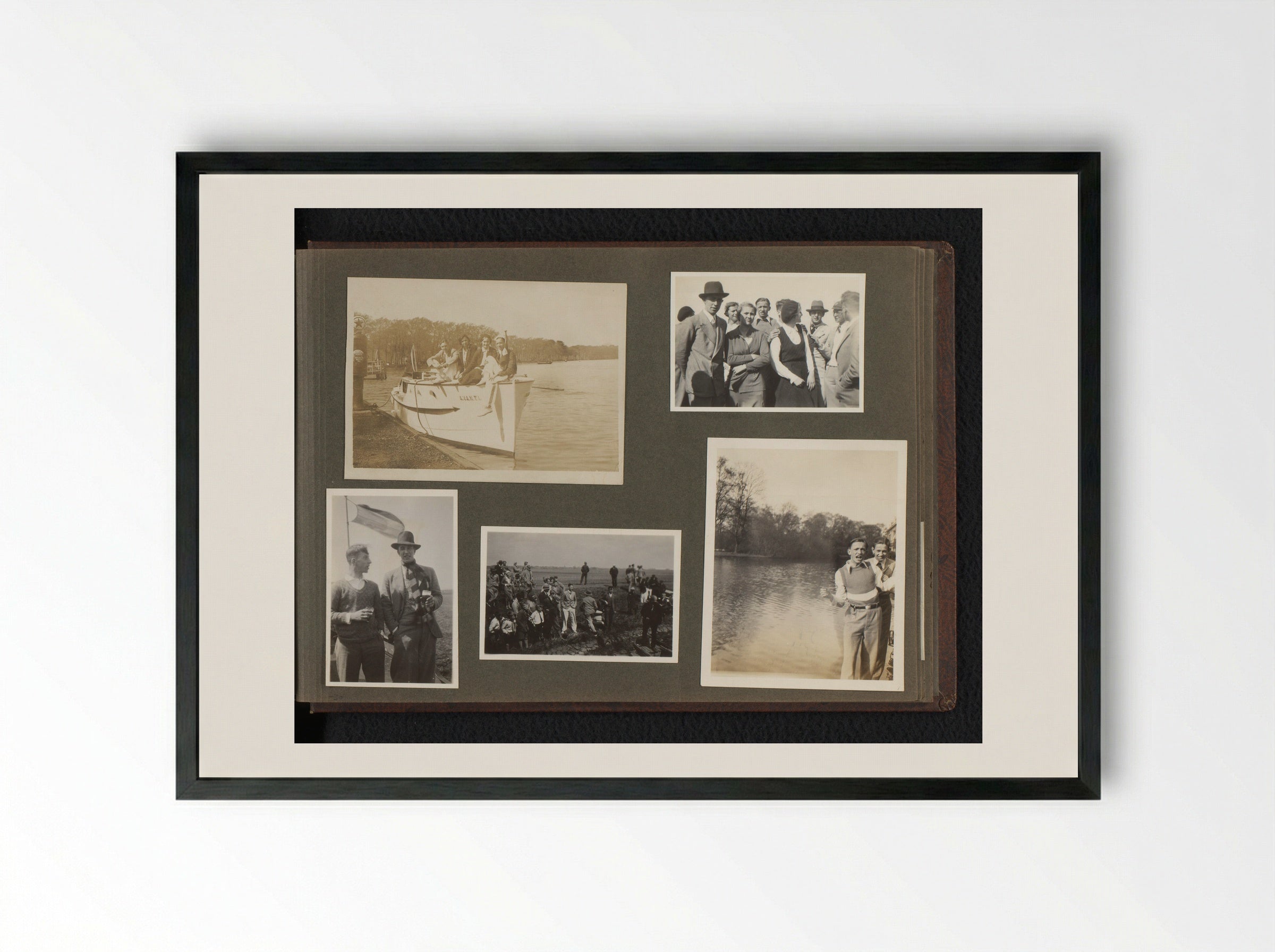 Gezelschap met Hetty Boelen en Rita Duyvis op een boot en aan een kade - Eva Charlotte Pennink-Boelen - Framed Print Black