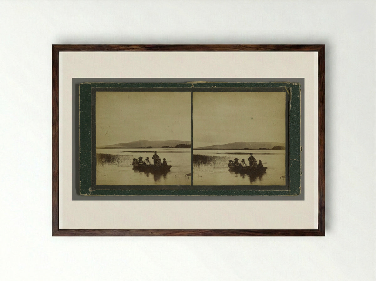 Gezelschap op een boot op het Loch of Park, Aberdeenshire - George Washington Wilson - Framed Print Dark Wood