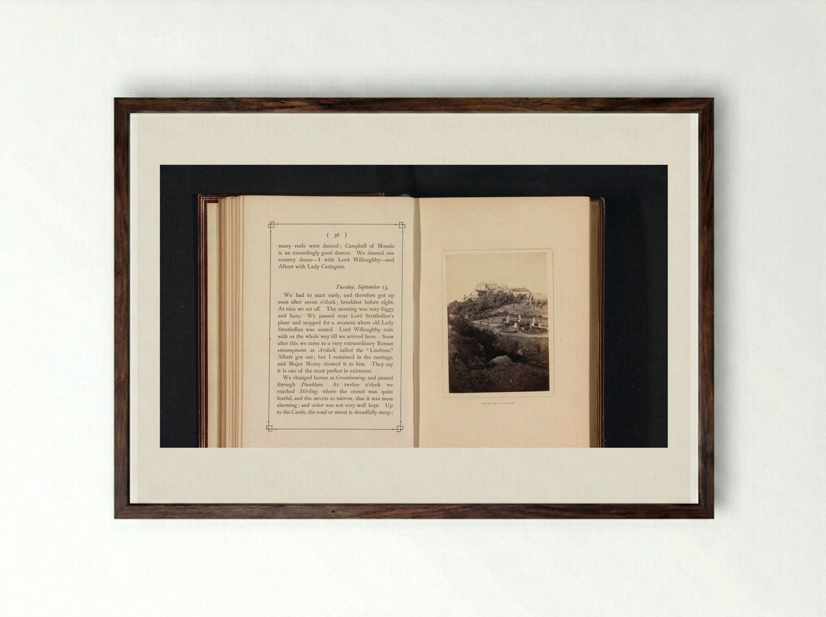 Gezicht op Stirling Castle - George Washington Wilson - Framed Print Dark Wood