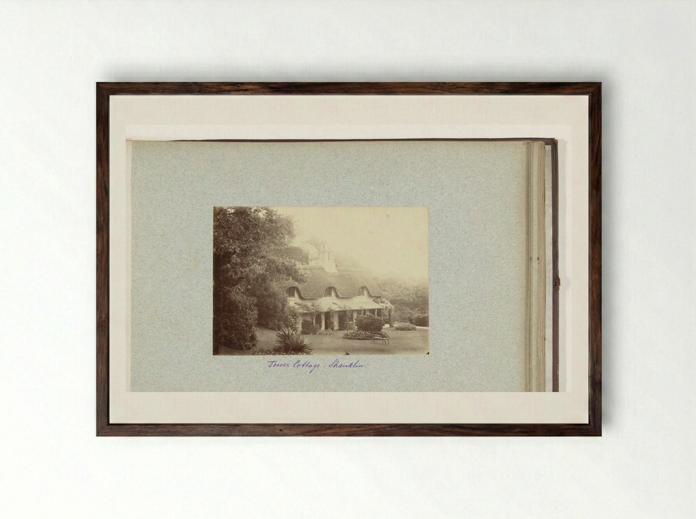 Gezicht op Tower Cottage in Shanklin - Henry Pauw van Wieldrecht - Framed Print Dark Wood