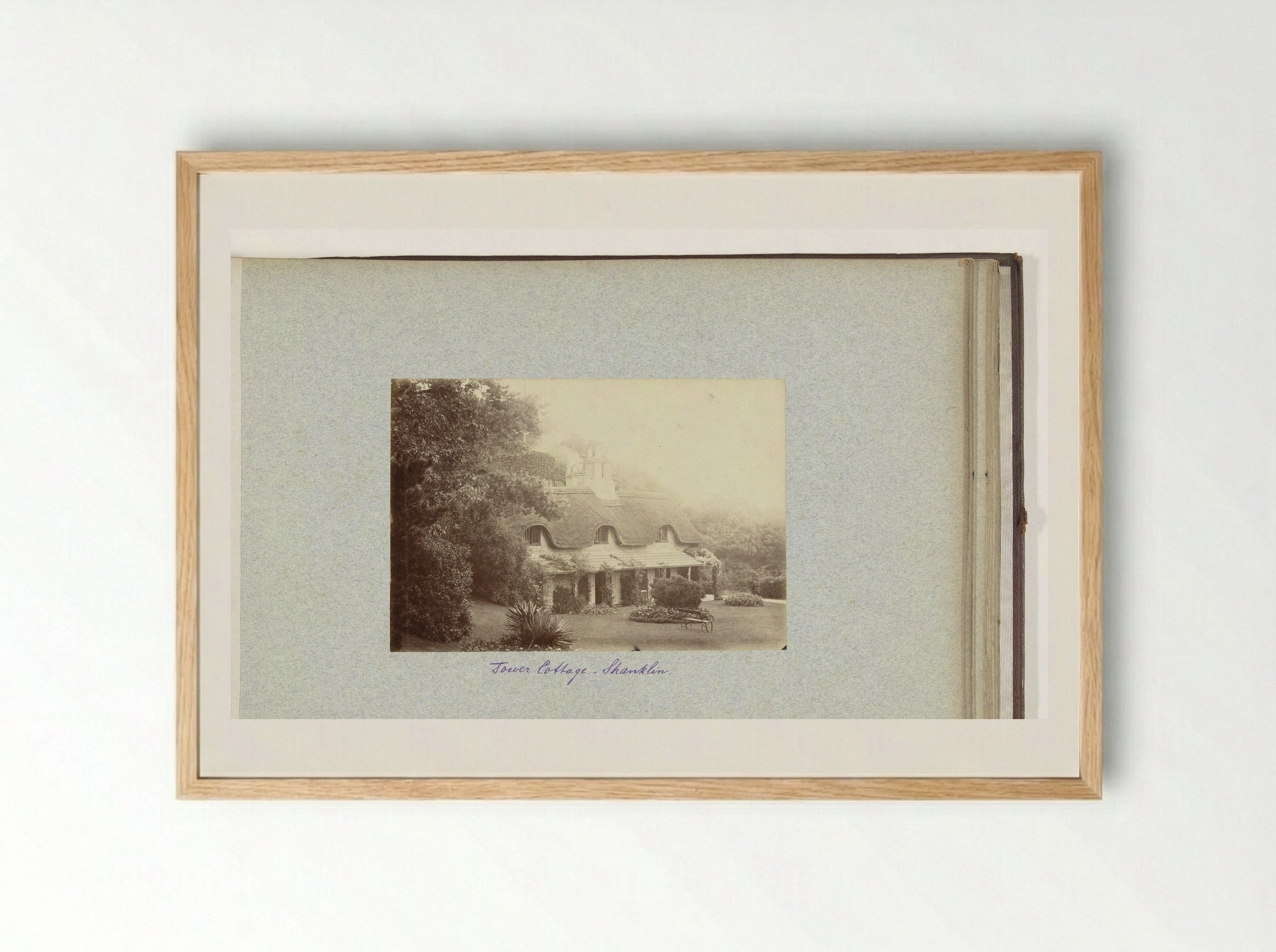 Gezicht op Tower Cottage in Shanklin - Henry Pauw van Wieldrecht - Framed Print Wood