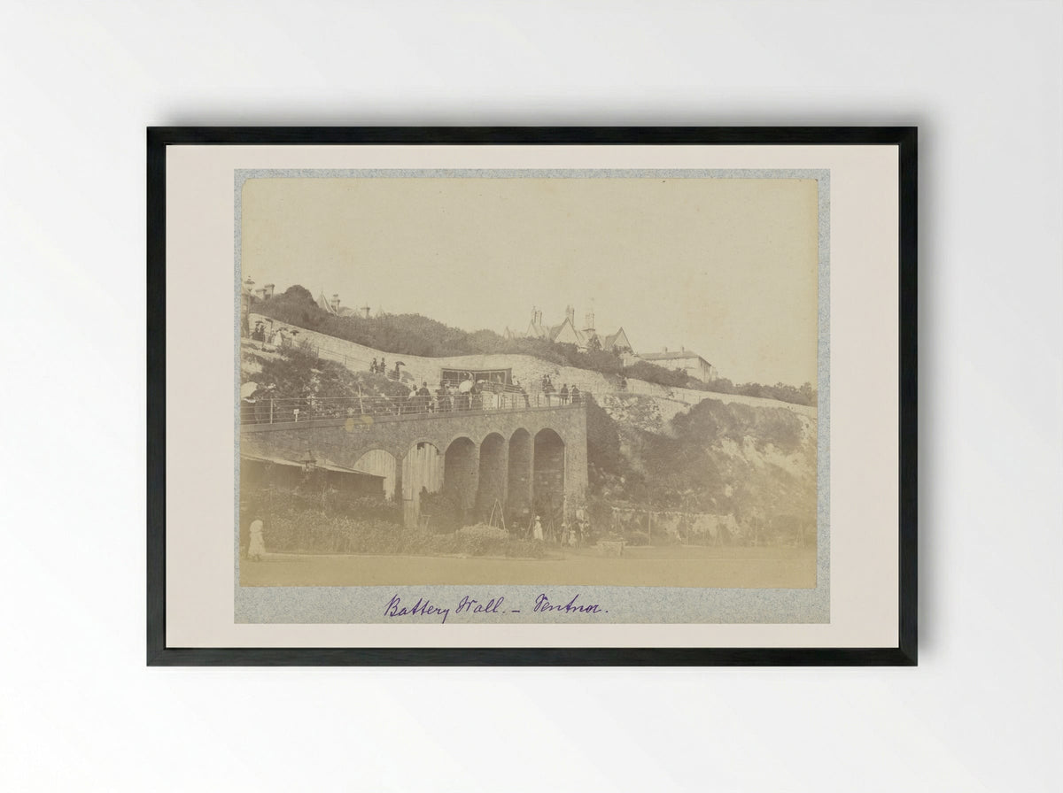 Gezicht op de Battery Wall in Ventnor - Henry Pauw van Wieldrecht - Framed Print Black