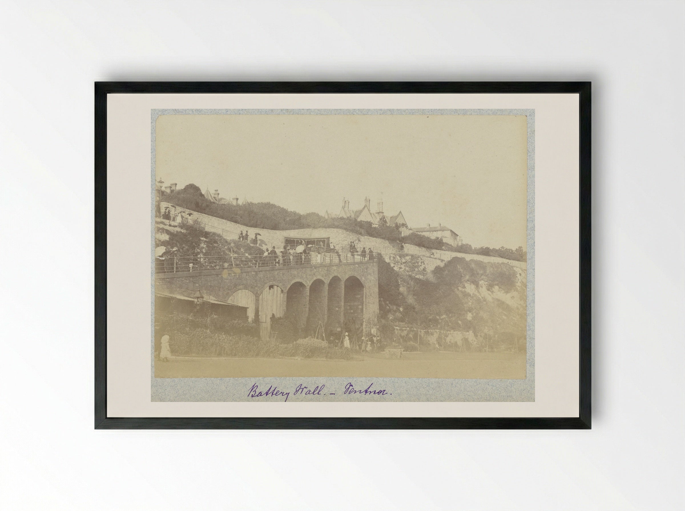 Gezicht op de Battery Wall in Ventnor - Henry Pauw van Wieldrecht - Framed Print Black
