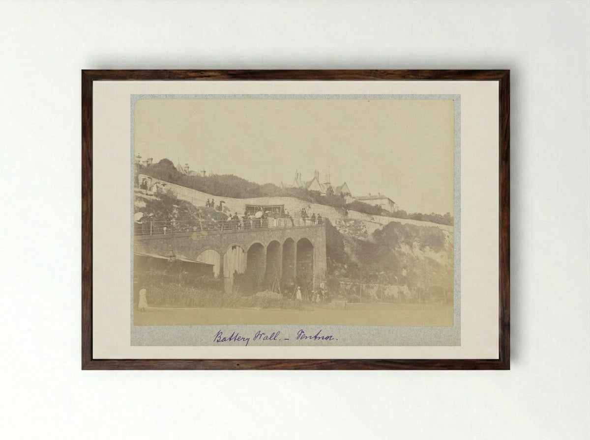 Gezicht op de Battery Wall in Ventnor - Henry Pauw van Wieldrecht - Framed Print Dark Wood