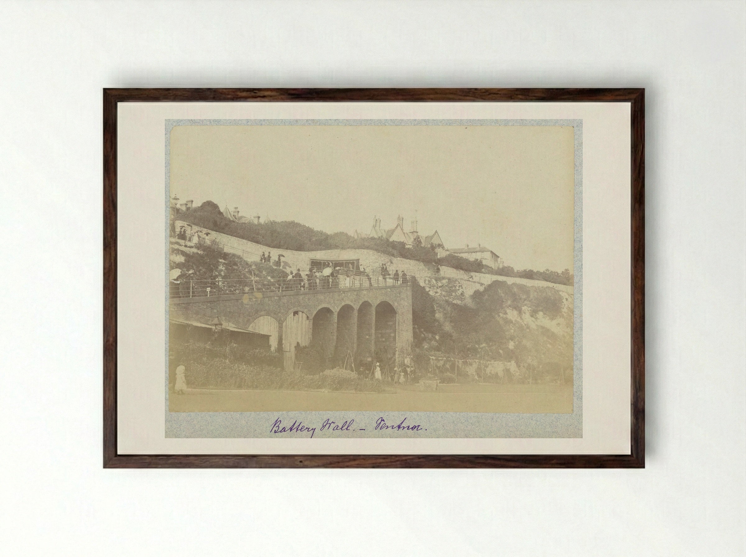 Gezicht op de Battery Wall in Ventnor - Henry Pauw van Wieldrecht - Framed Print Dark Wood