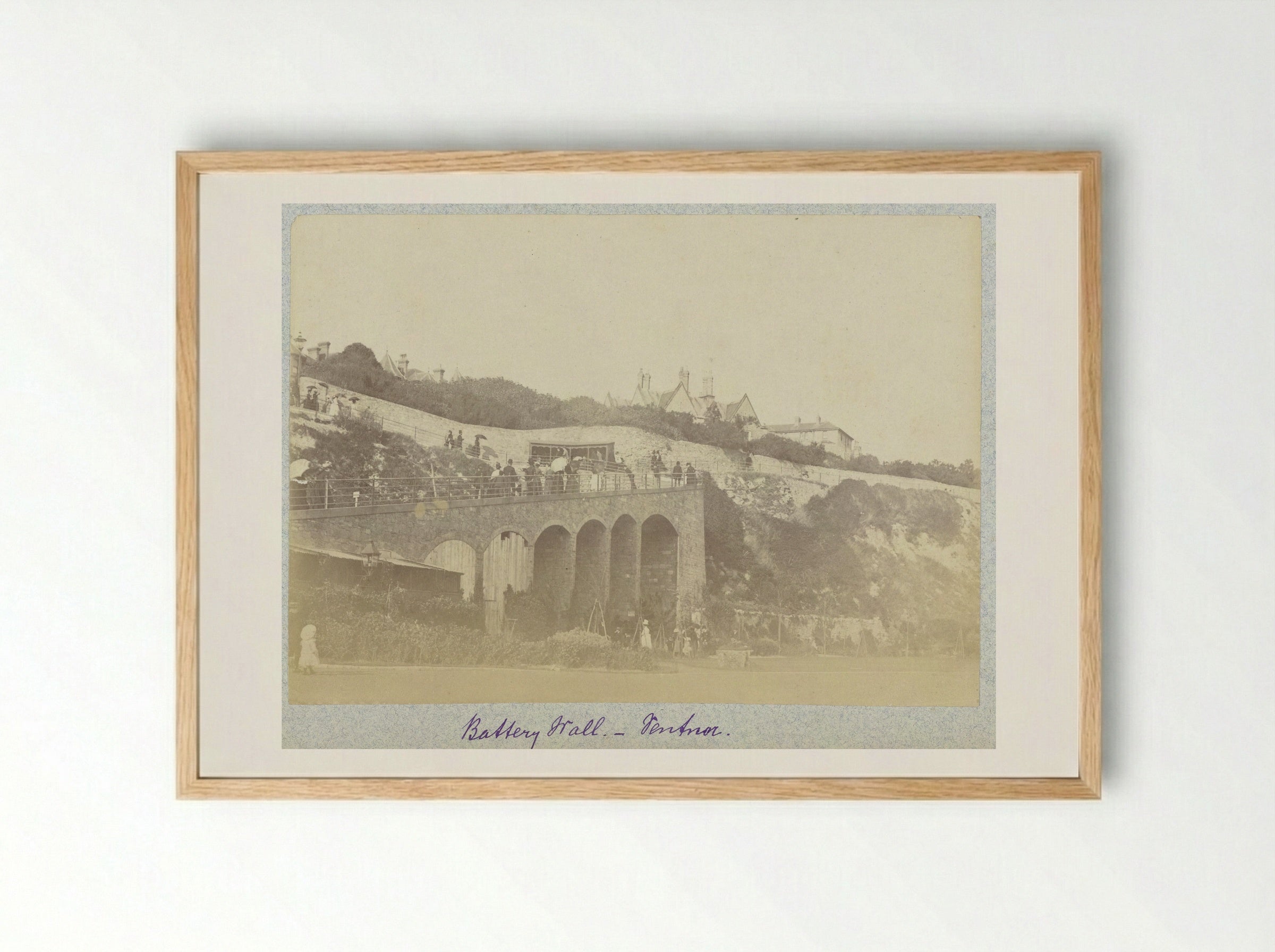 Gezicht op de Battery Wall in Ventnor - Henry Pauw van Wieldrecht - Framed Print Wood