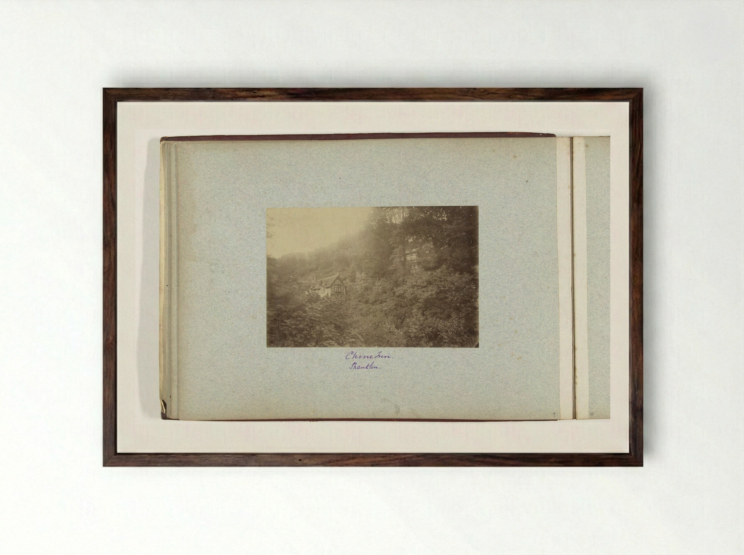 Gezicht op de Chine Inn te Shanklin - Henry Pauw van Wieldrecht - Framed Print Dark Wood