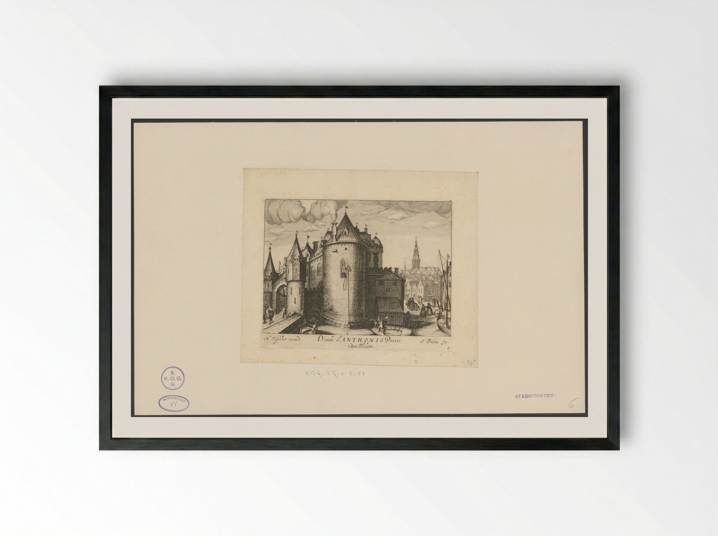 Gezicht op de Eerste Sint-Antoniespoort te Amsterdam - Simon Frisius - Framed Print Black