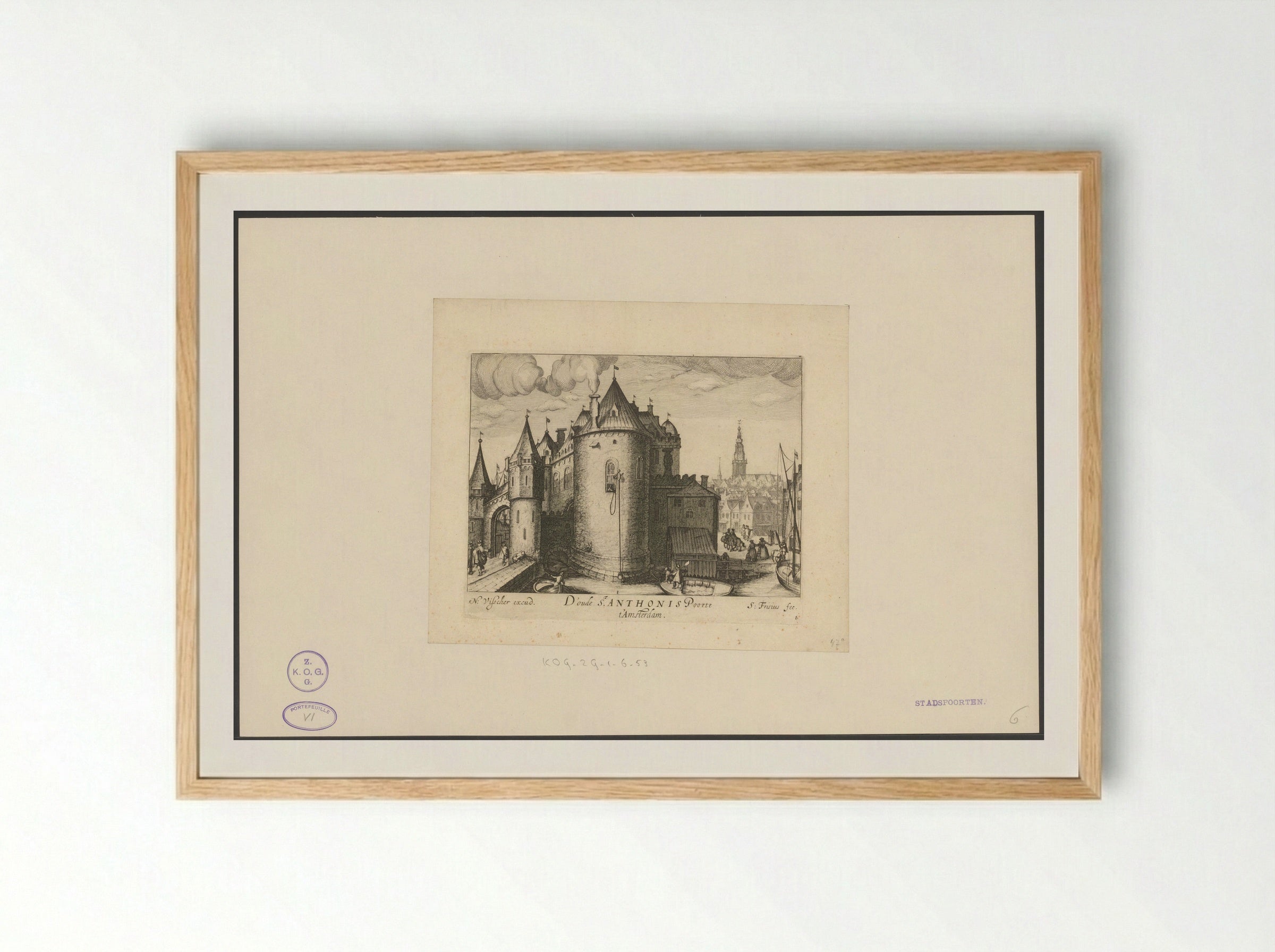 Gezicht op de Eerste Sint-Antoniespoort te Amsterdam - Simon Frisius - Framed Print Wood