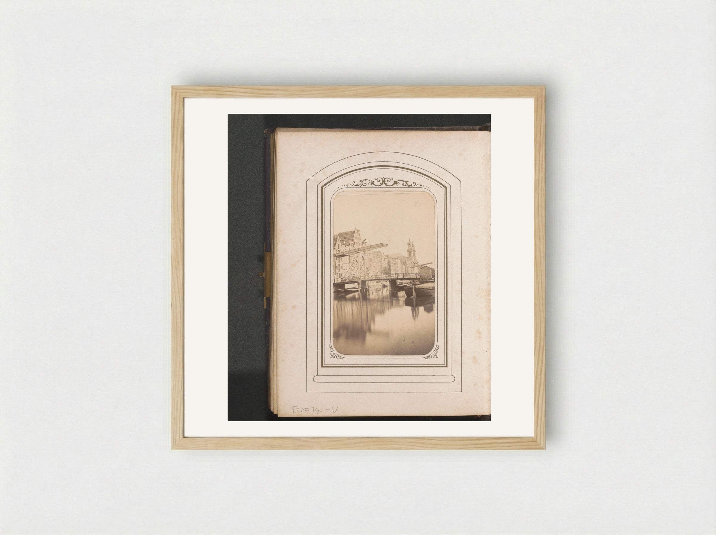 Gezicht op de Houtgracht in Amsterdam - Adolphe Braun & Cie. - Framed Print Wood