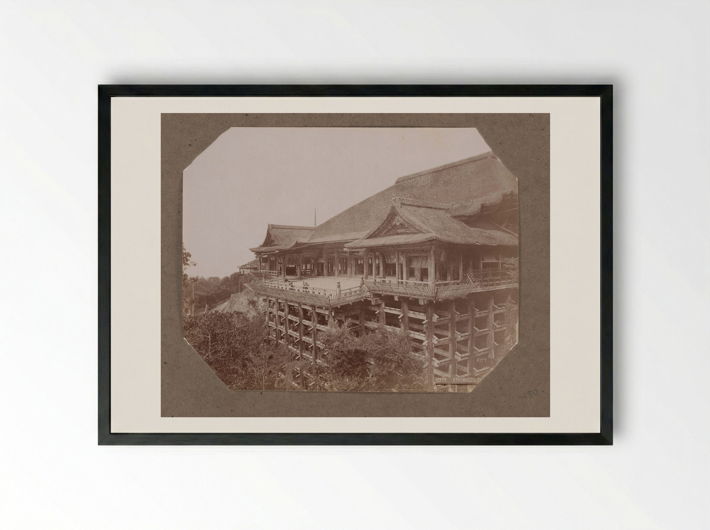 Gezicht op de Kiyomizu-dera tempel in Kyoto, Japan - Kusakabe Kimbei - Framed Print Black