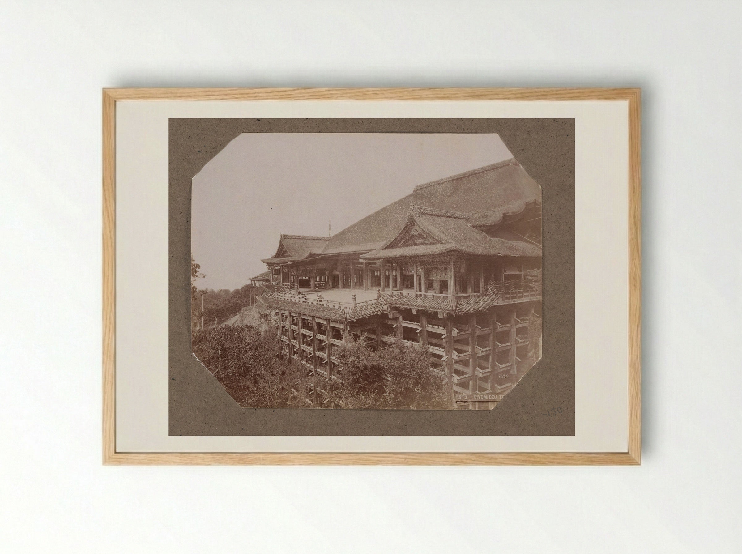 Gezicht op de Kiyomizu-dera tempel in Kyoto, Japan - Kusakabe Kimbei - Framed Print Wood