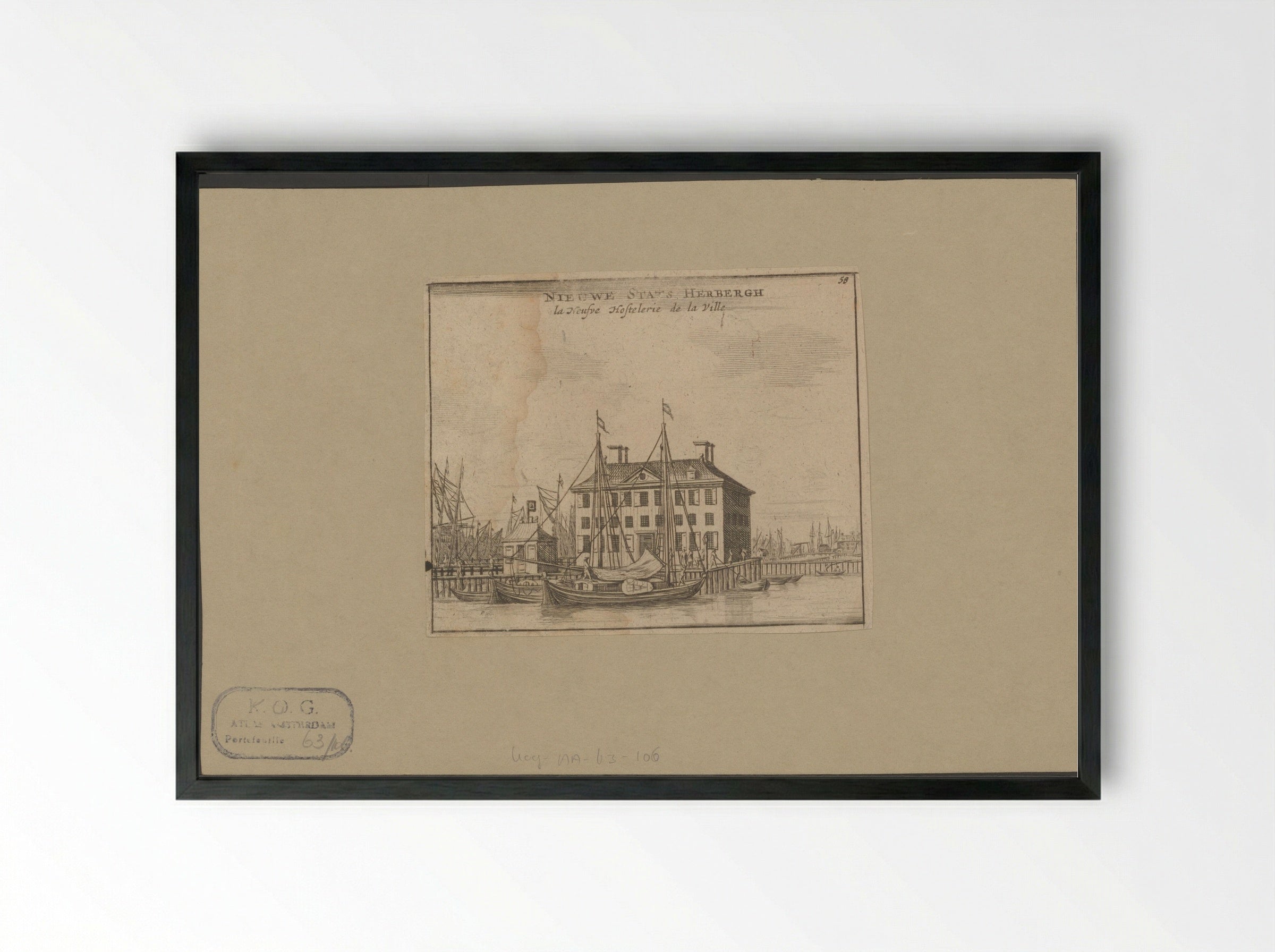 Gezicht op de Nieuwe Stadsherberg aan het IJ te Amsterdam - Jan Veenhuysen - Framed Print Black