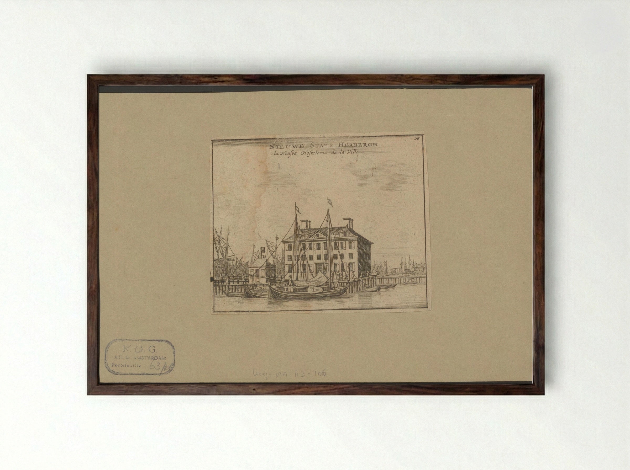 Gezicht op de Nieuwe Stadsherberg aan het IJ te Amsterdam - Jan Veenhuysen - Framed Print Dark Wood
